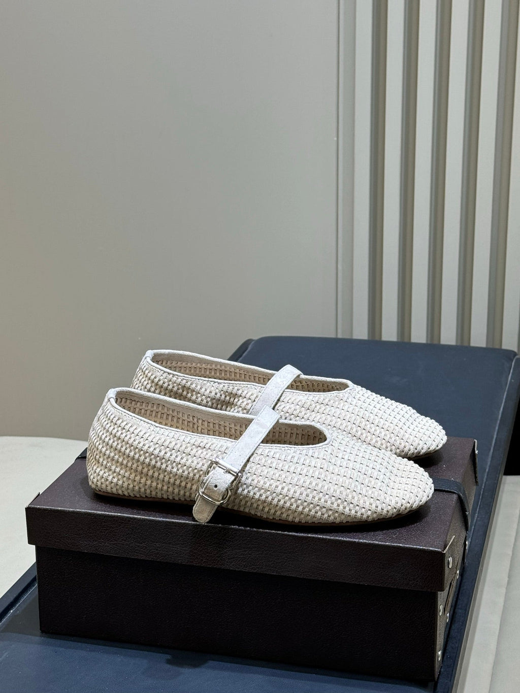 ALAIA 26S KNIT BALLET FLATS IN OFF WHITE SUEDE