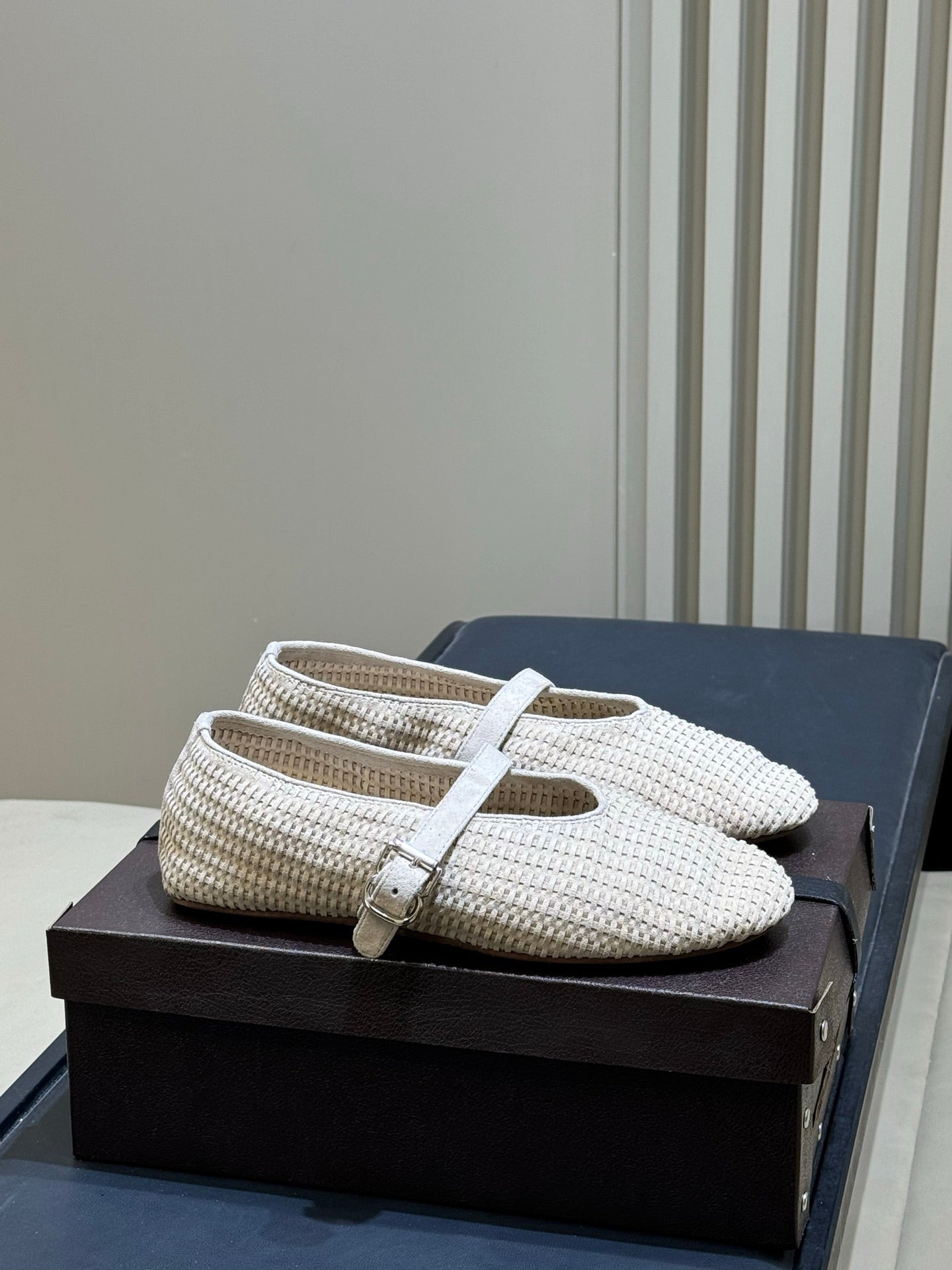 ALAIA 26S KNIT BALLET FLATS IN OFF WHITE SUEDE
