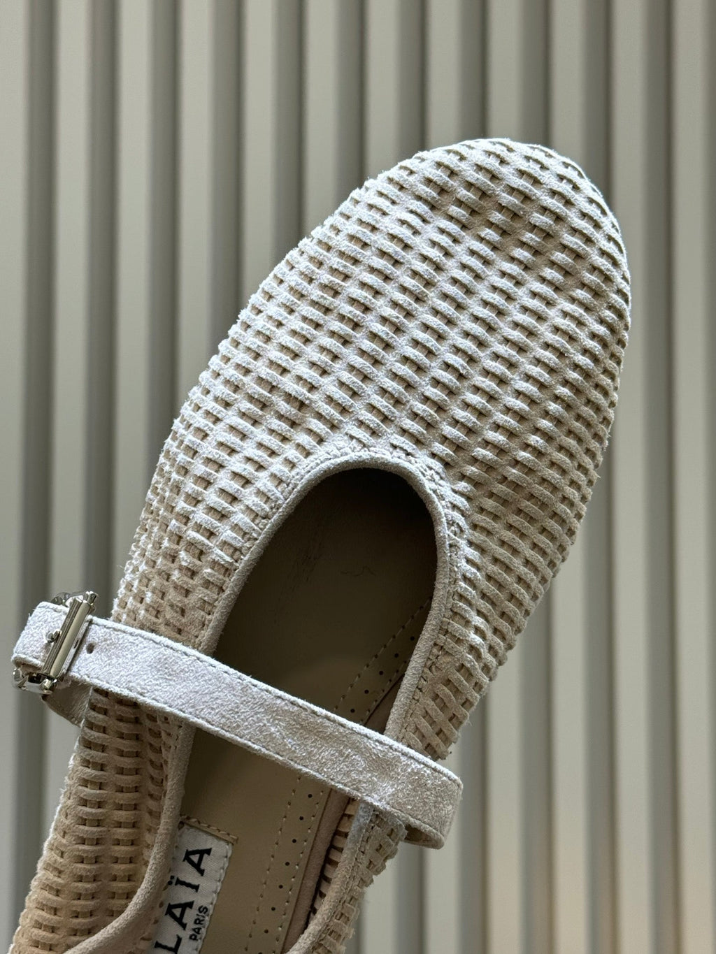 ALAIA 26S KNIT BALLET FLATS IN OFF WHITE SUEDE