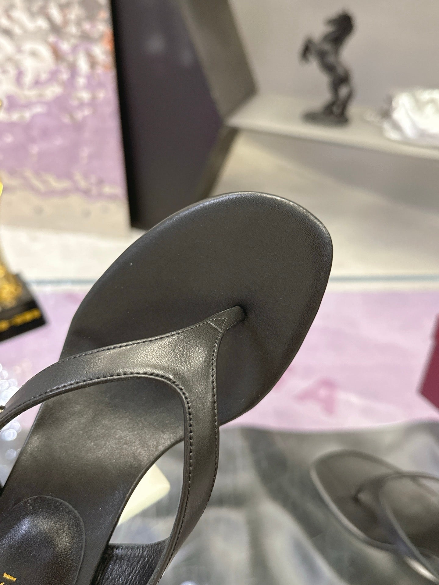 GUCCI 26S THONG KITTEN HEEL SANDALS 55MM IN BLACK CALFSKIN