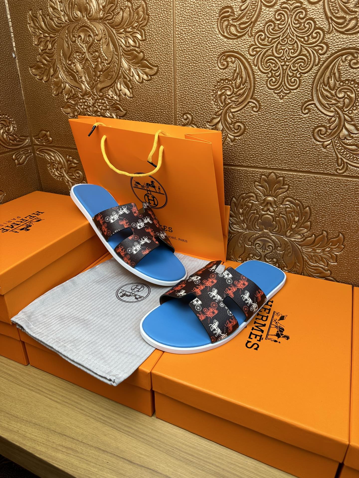 HM IZMIR SANDAL LAPIS AND BLACK CALFSKIN WITH HORSE MOTIF