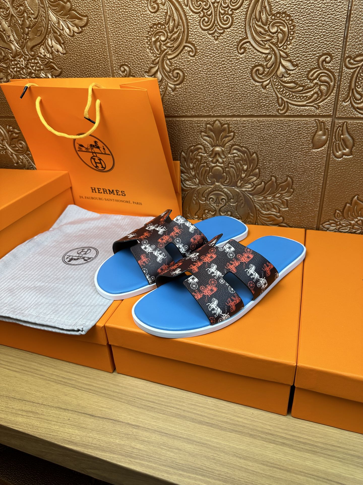 HM IZMIR SANDAL LAPIS AND BLACK CALFSKIN WITH HORSE MOTIF