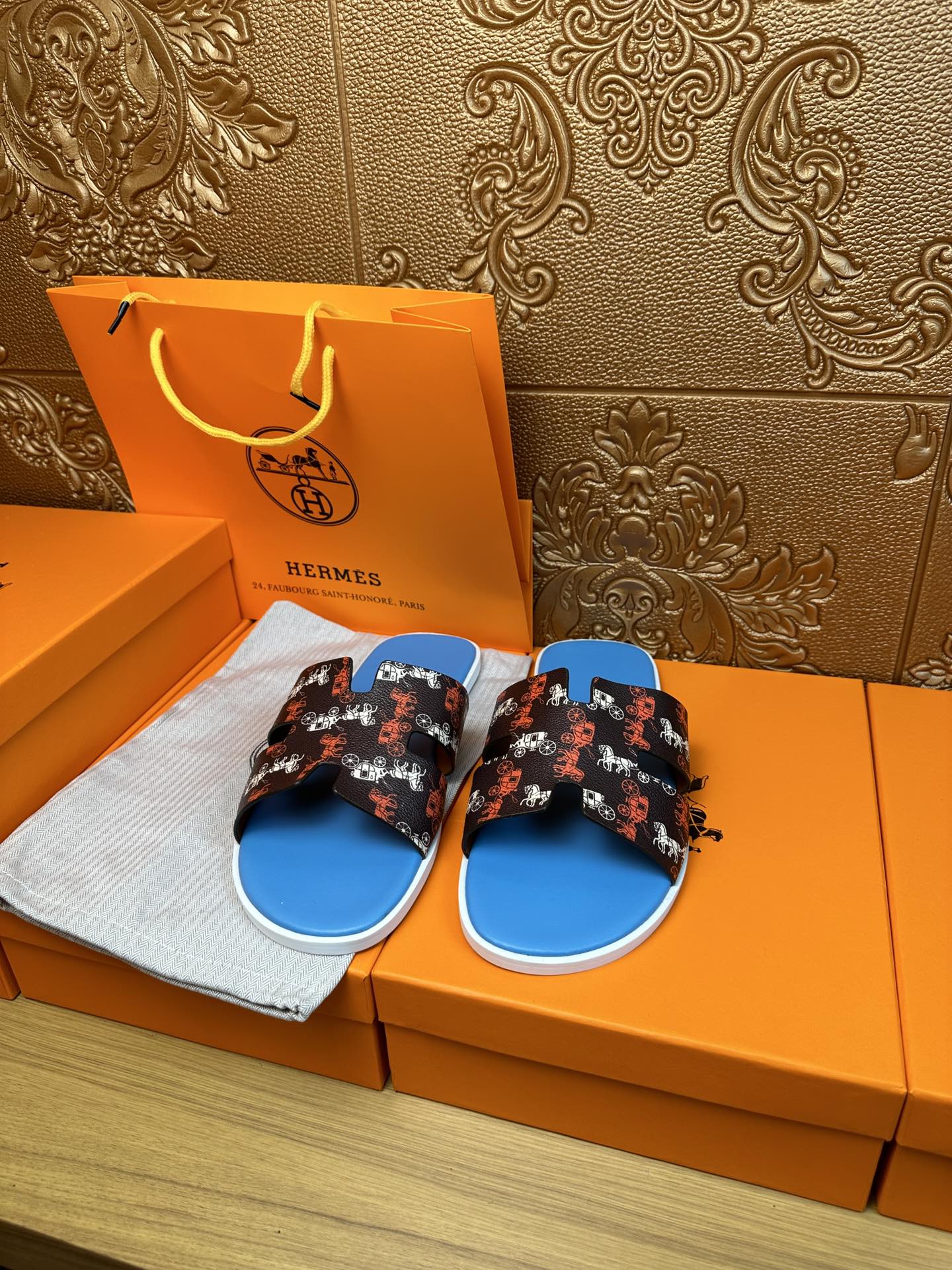 HM IZMIR SANDAL LAPIS AND BLACK CALFSKIN WITH HORSE MOTIF