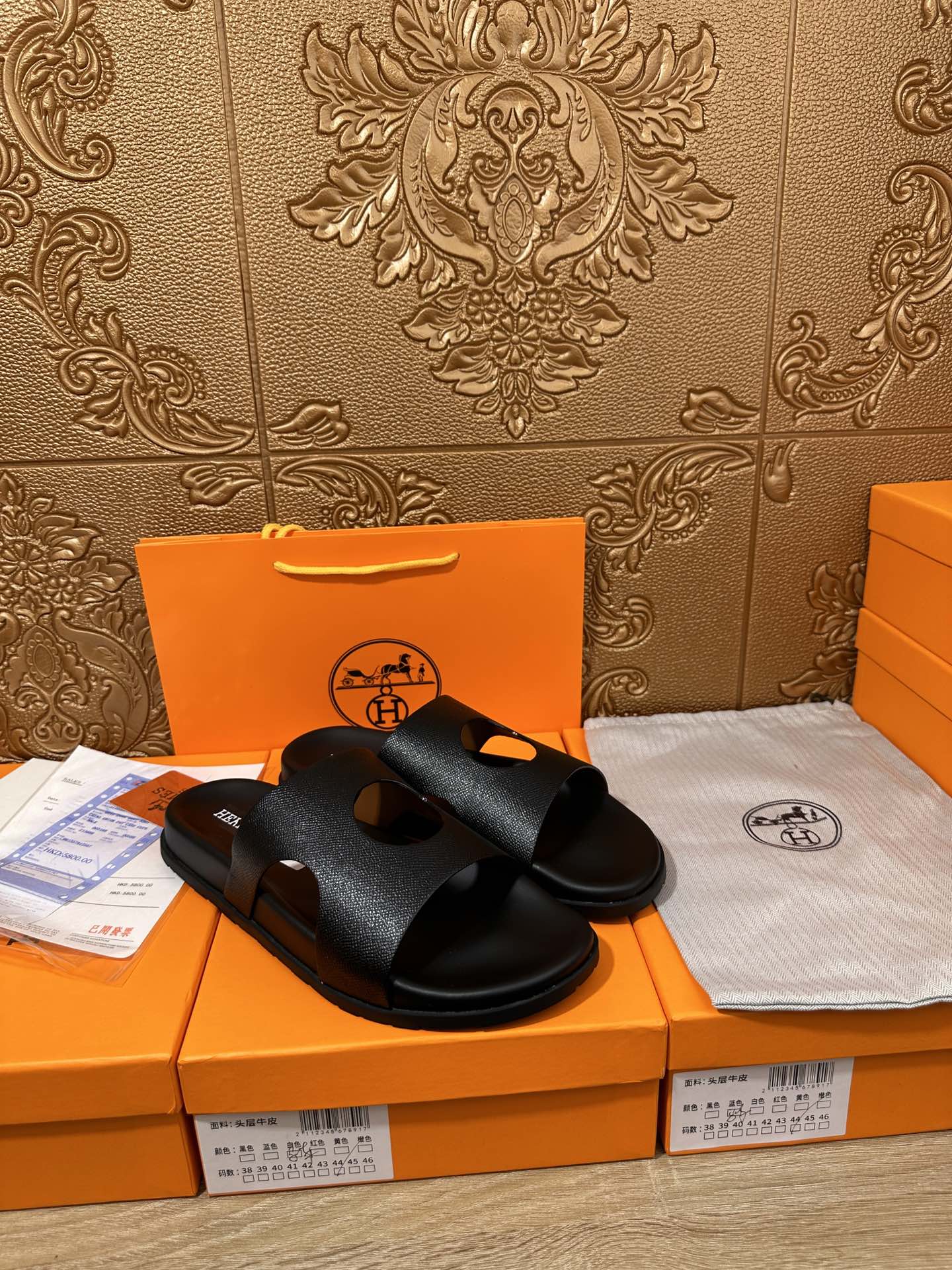 HM CIRCLE CUT SANDAL BLACK CALFSKIN