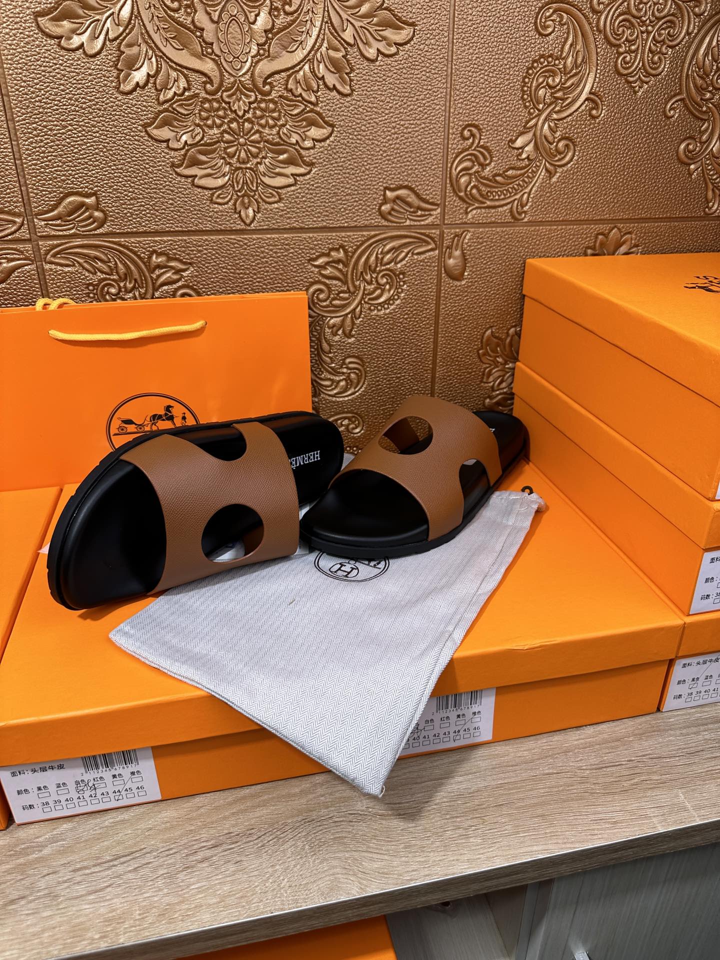 HM CIRCLE CUT SANDAL CARAMEL CALFSKIN