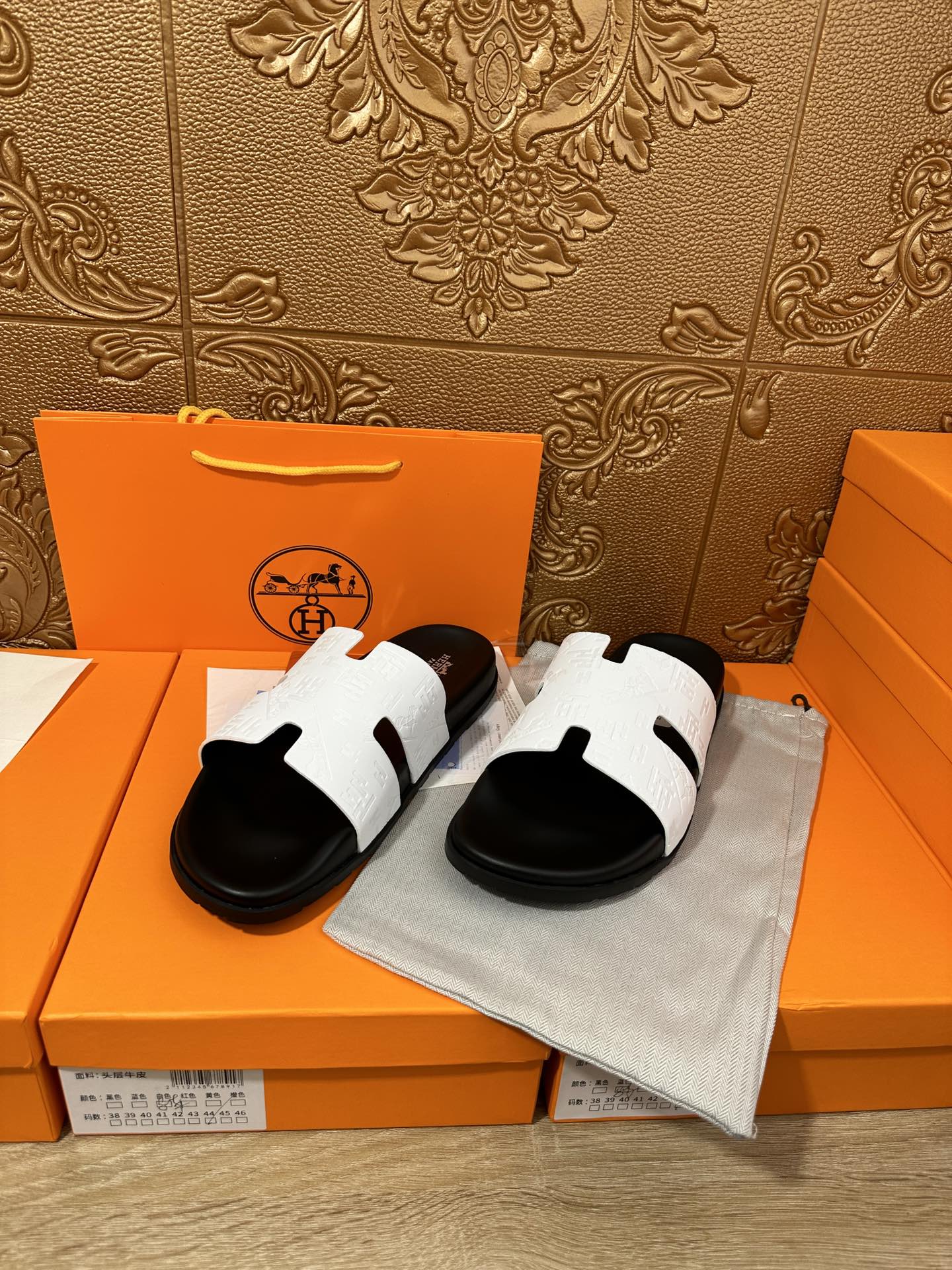 HM IZMIR SLIPPER BLACK AND WHITE CALFSKIN