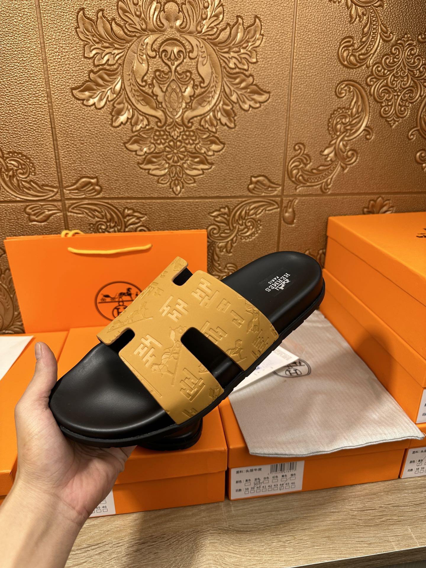HM IZMIR SLIPPER SAFFRON AND BLACK CALFSKIN