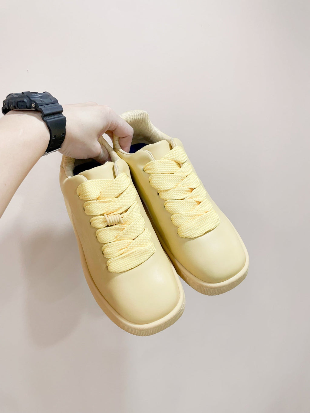 BURBERRY 26S LACE UP SNEAKERS IN LIGHT YELLOW CALFSKIN