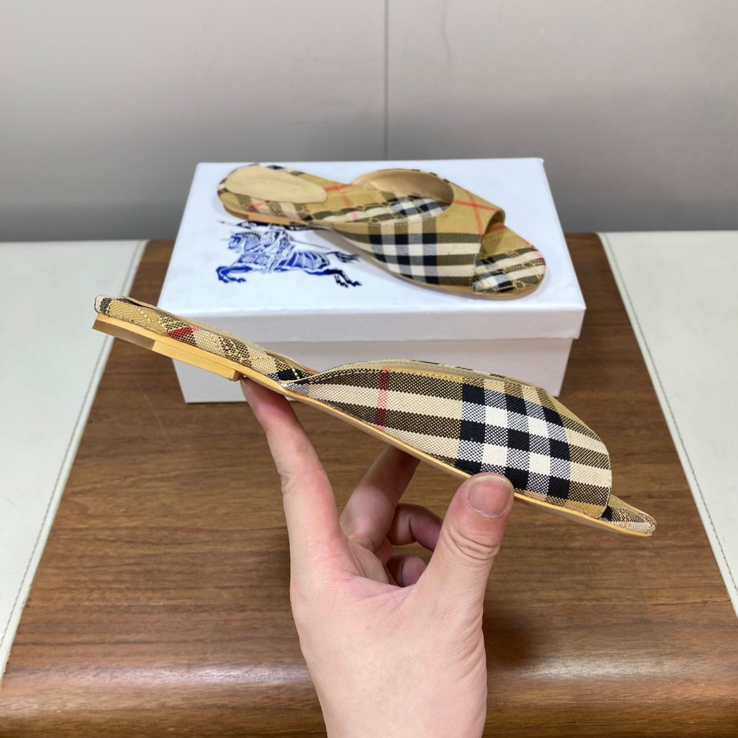 BURBERRY 26S SLIDES IN BEIGE PLAID FABRIC