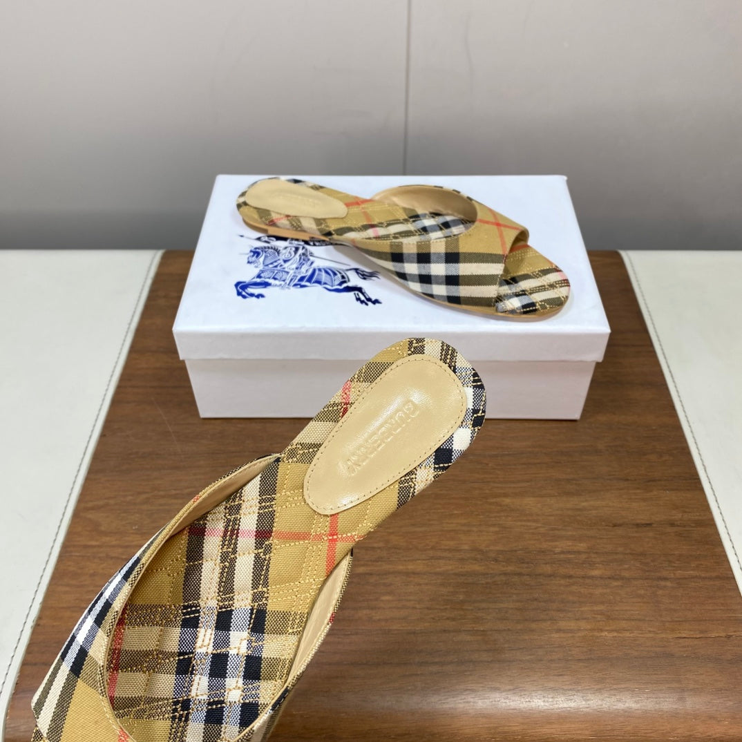 BURBERRY 26S SLIDES IN BEIGE PLAID FABRIC