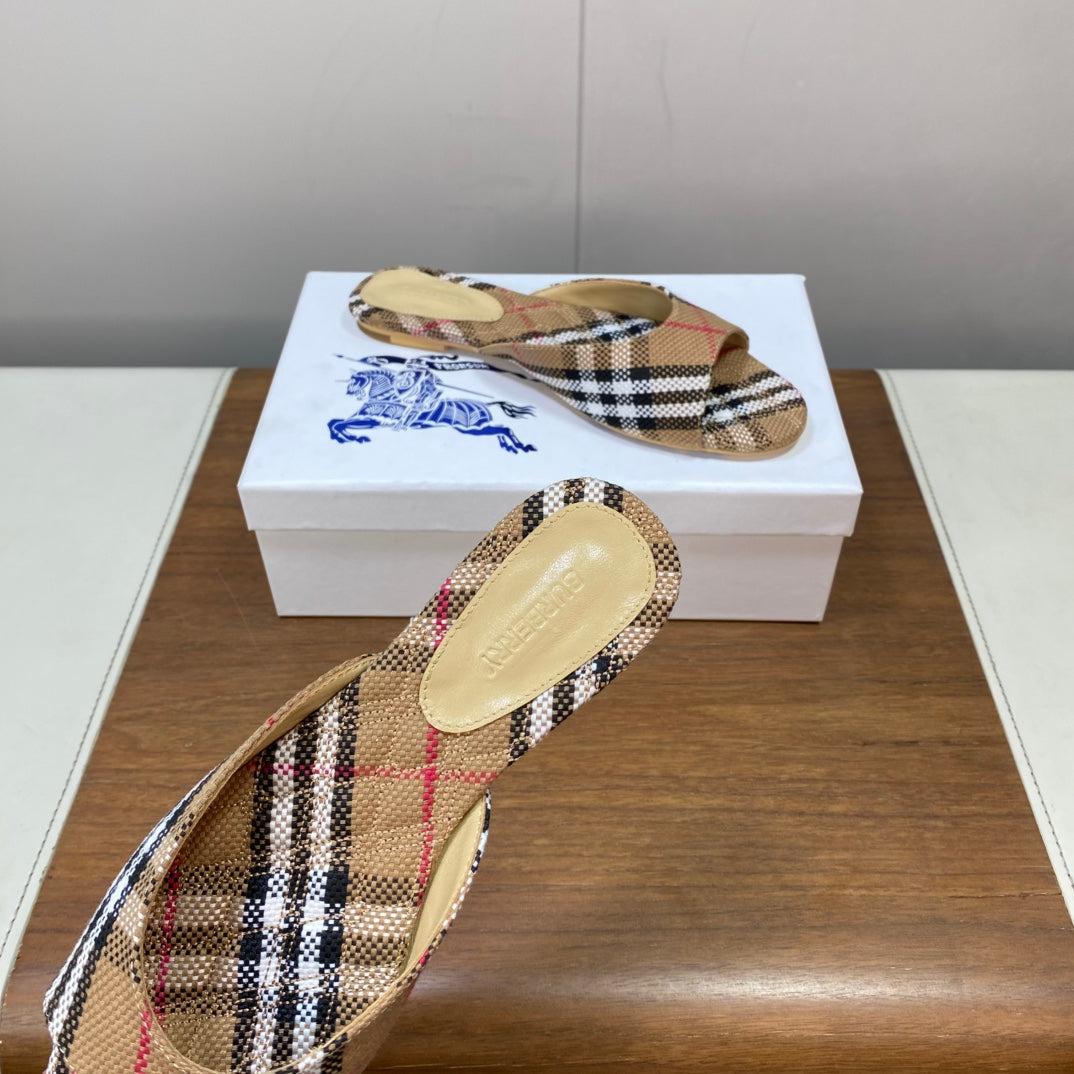 BURBERRY 26S SLIDES IN LIGHT BROWN FABRIC