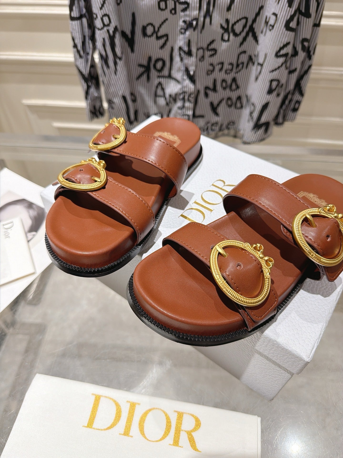 DIOR 26S MEDAILLON BUCKLE SLIDE IN BROWN CALFSKIN