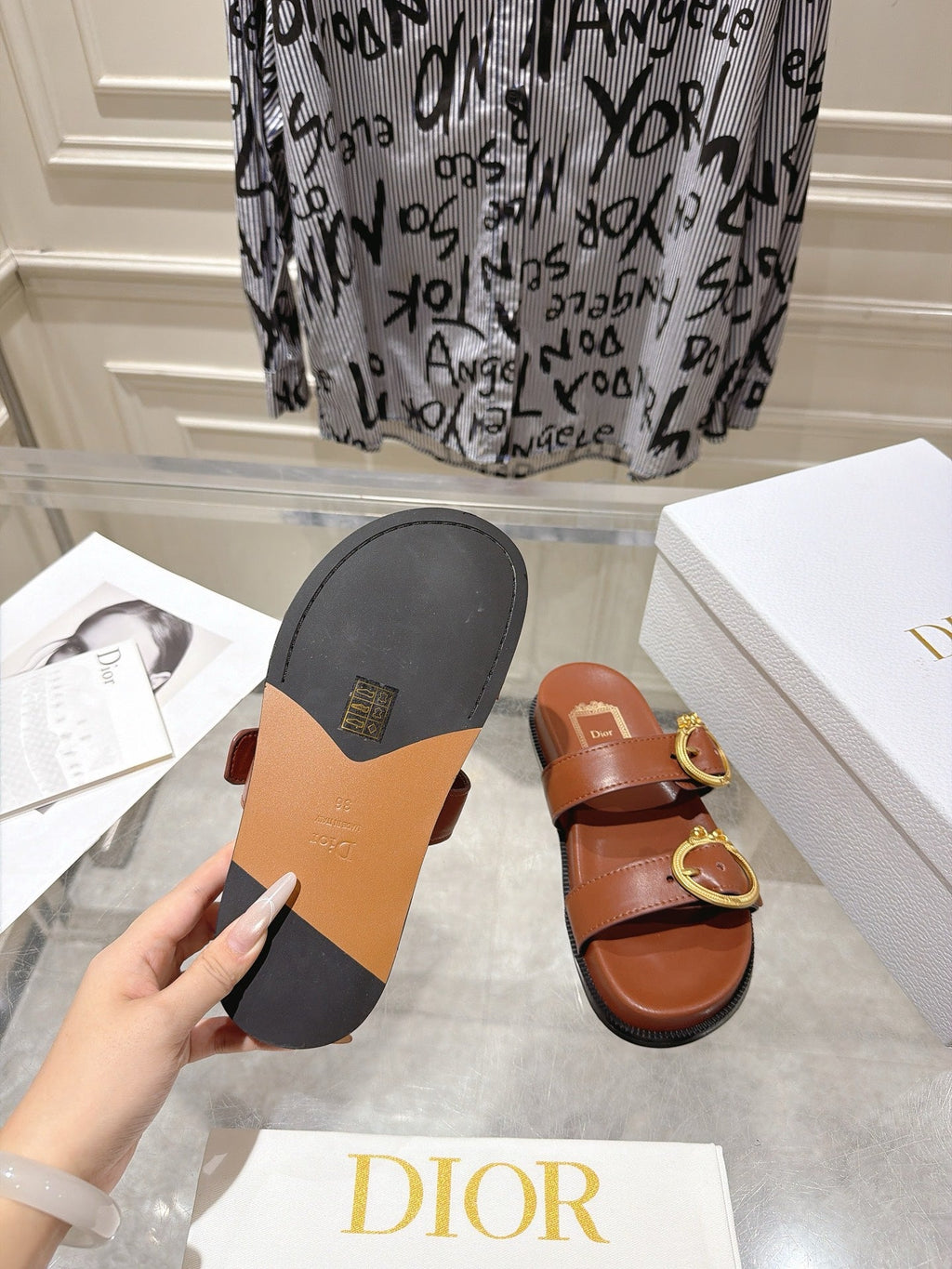 DIOR 26S MEDAILLON BUCKLE SLIDE IN BROWN CALFSKIN