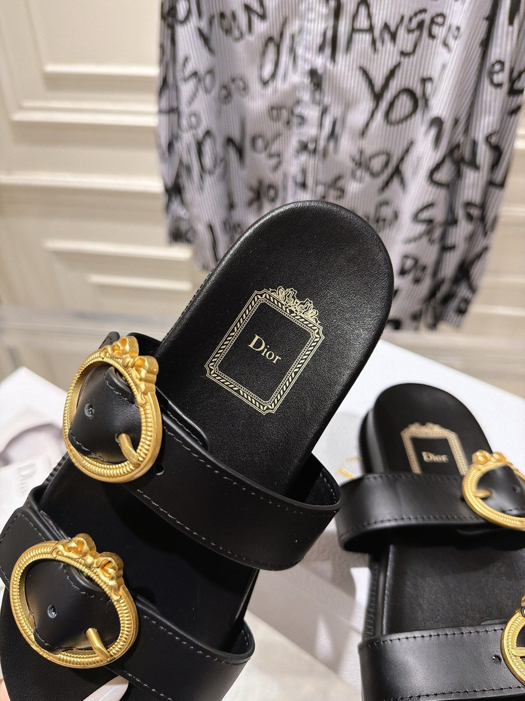 DIOR 26S MEDAILLON BUCKLE SLIDE IN BLACK CALFSKIN
