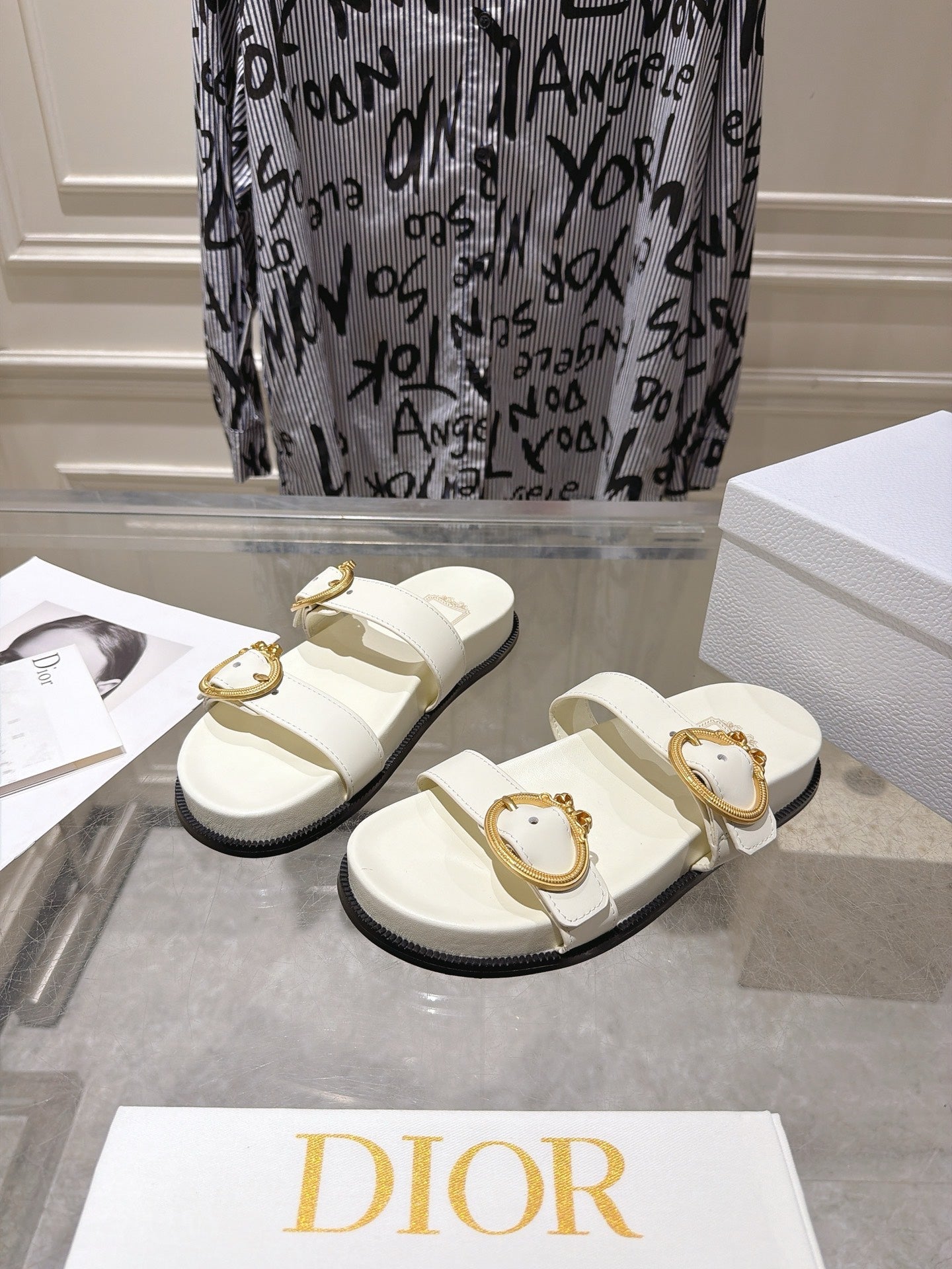 DIOR 26S MEDAILLON BUCKLE SLIDE IN OFF WHITE CALFSKIN