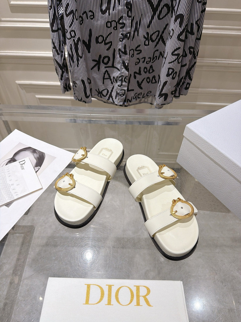 DIOR 26S MEDAILLON BUCKLE SLIDE IN OFF WHITE CALFSKIN