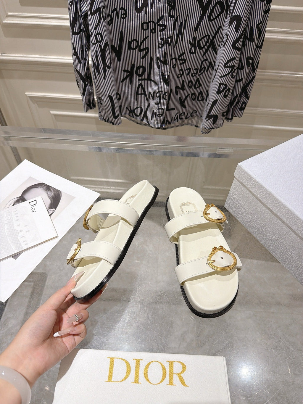 DIOR 26S MEDAILLON BUCKLE SLIDE IN OFF WHITE CALFSKIN