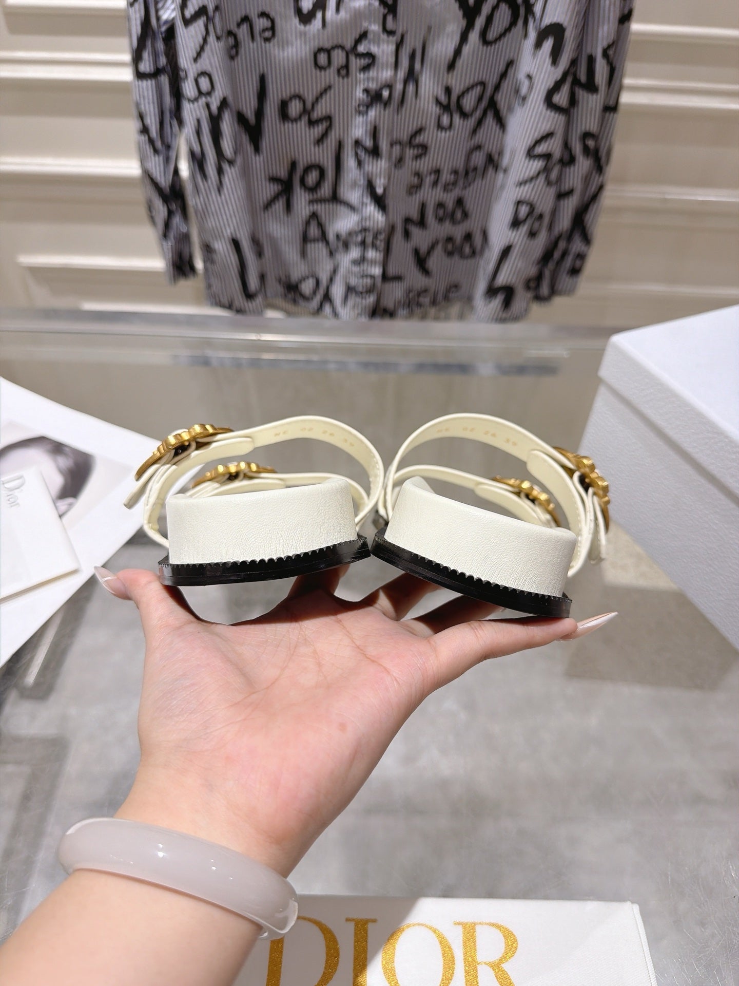DIOR 26S MEDAILLON BUCKLE SLIDE IN OFF WHITE CALFSKIN