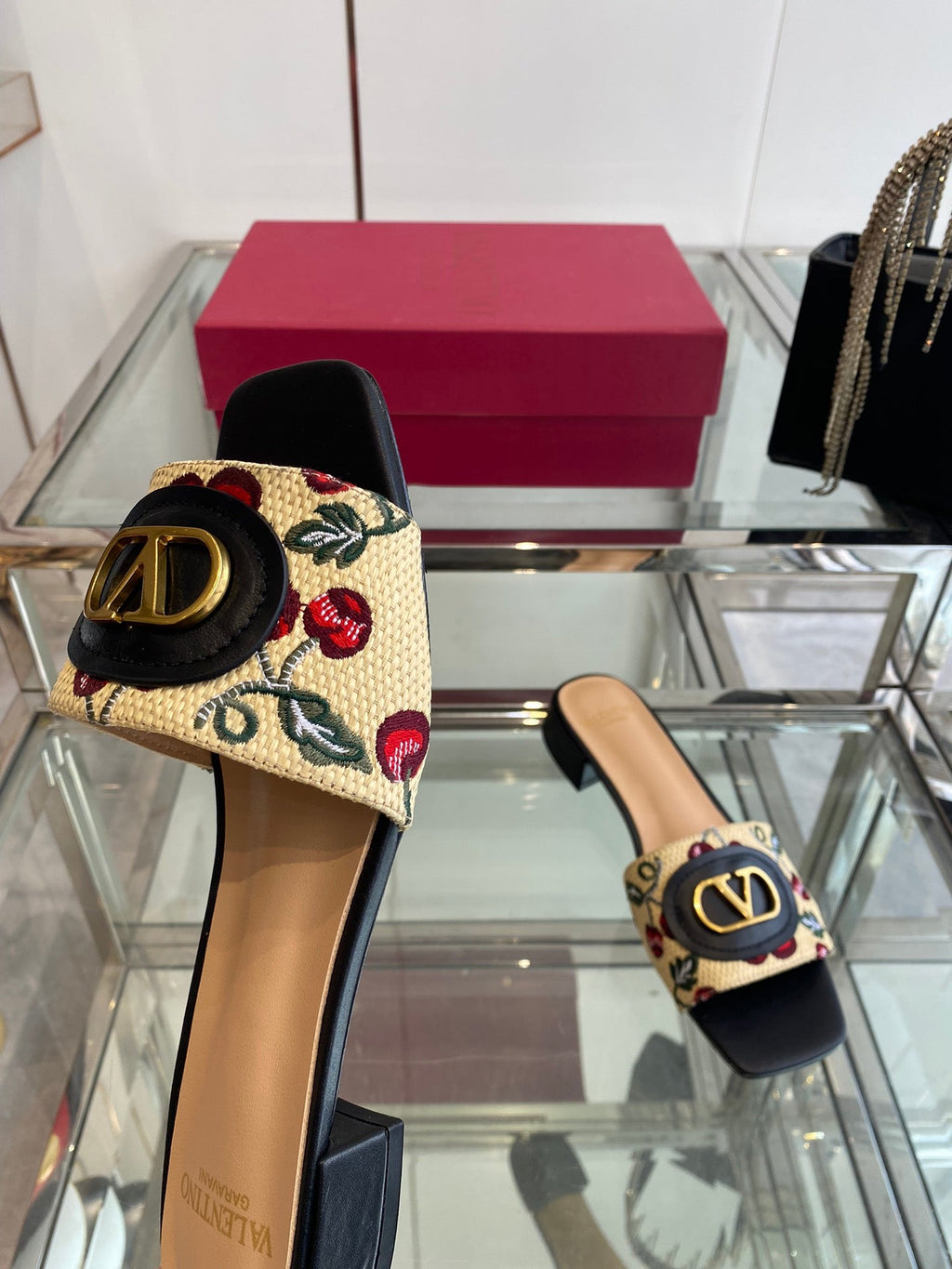 VLTN HIGH HEEL 25S 30 MM IN BEIGE FABRIC AND BLACK LAMBSKIN WITH EMBROIDERED CHERRY MOTIF