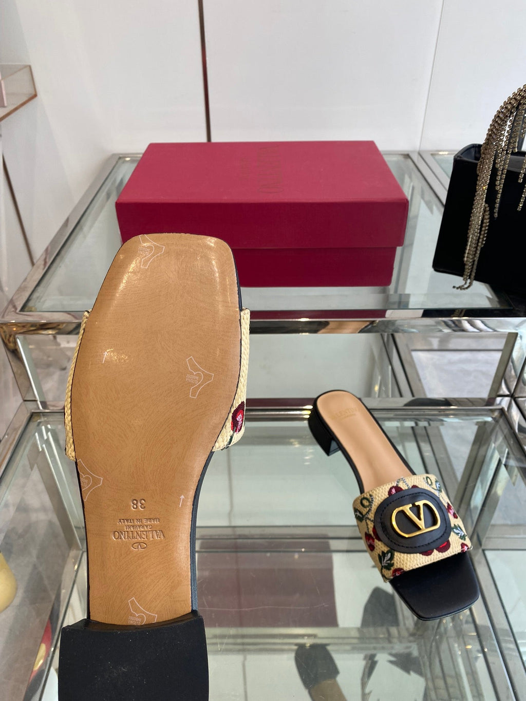 VLTN HIGH HEEL 25S 30 MM IN BEIGE FABRIC AND BLACK LAMBSKIN WITH EMBROIDERED CHERRY MOTIF