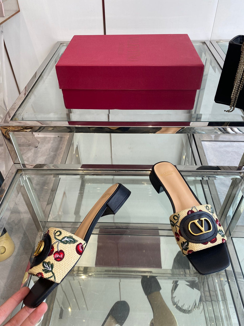VLTN HIGH HEEL 25S 30 MM IN BEIGE FABRIC AND BLACK LAMBSKIN WITH EMBROIDERED CHERRY MOTIF