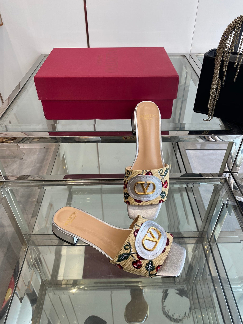 VLTN HIGH HEEL 25S 30 MM IN BEIGE FABRIC AND SILVER LAMBSKIN WITH EMBROIDERED CHERRY MOTIF
