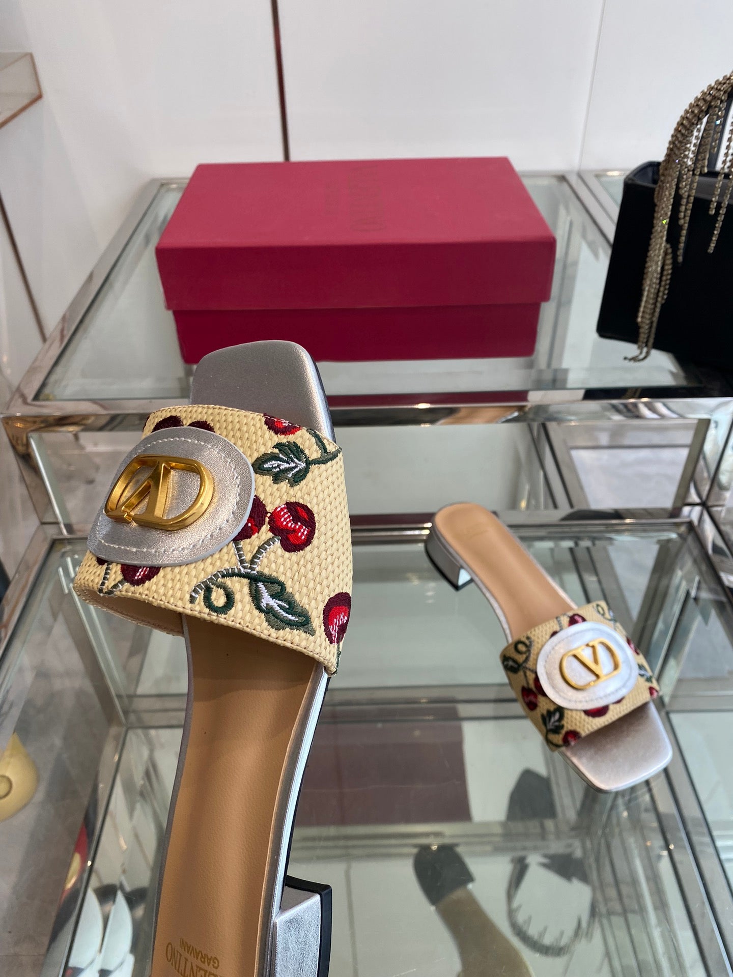 VLTN HIGH HEEL 25S 30 MM IN BEIGE FABRIC AND SILVER LAMBSKIN WITH EMBROIDERED CHERRY MOTIF