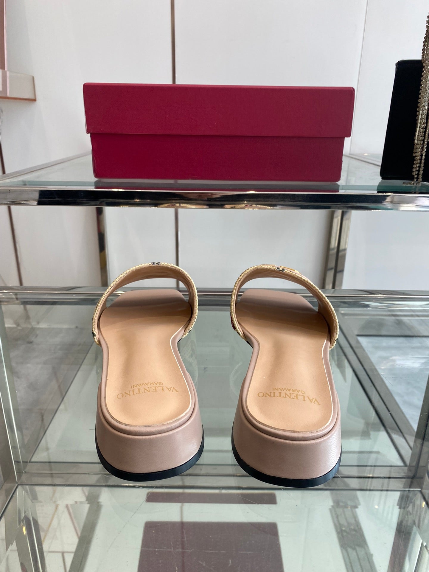 VLTN HIGH HEEL 25S 30 MM IN BEIGE FABRIC AND MUTED PINK LAMBSKIN WITH EMBROIDERED CHERRY MOTIF
