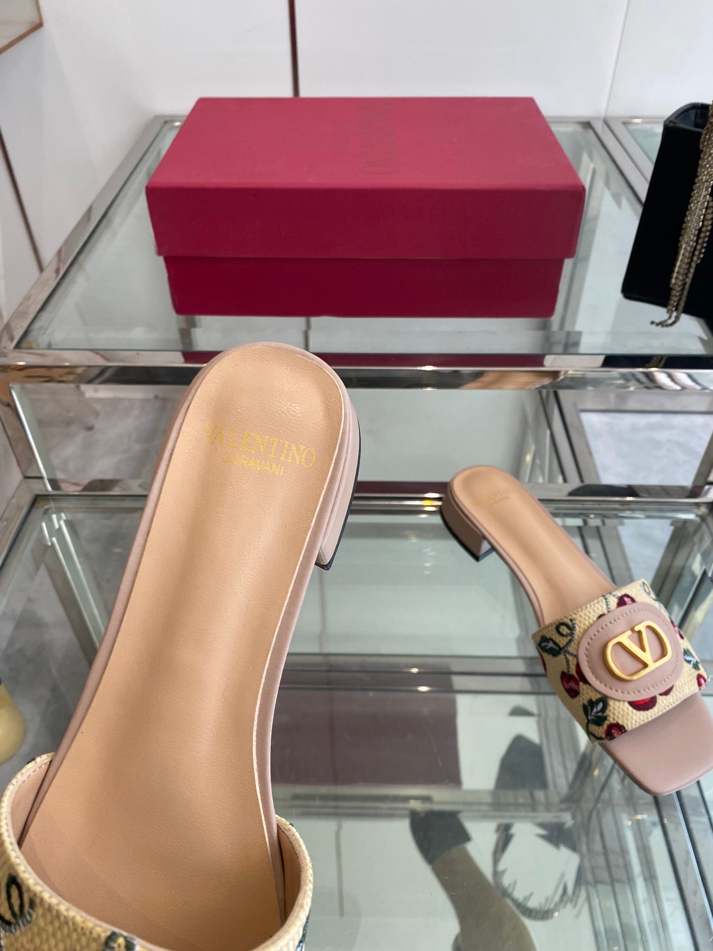 VLTN HIGH HEEL 25S 30 MM IN BEIGE FABRIC AND MUTED PINK LAMBSKIN WITH EMBROIDERED CHERRY MOTIF