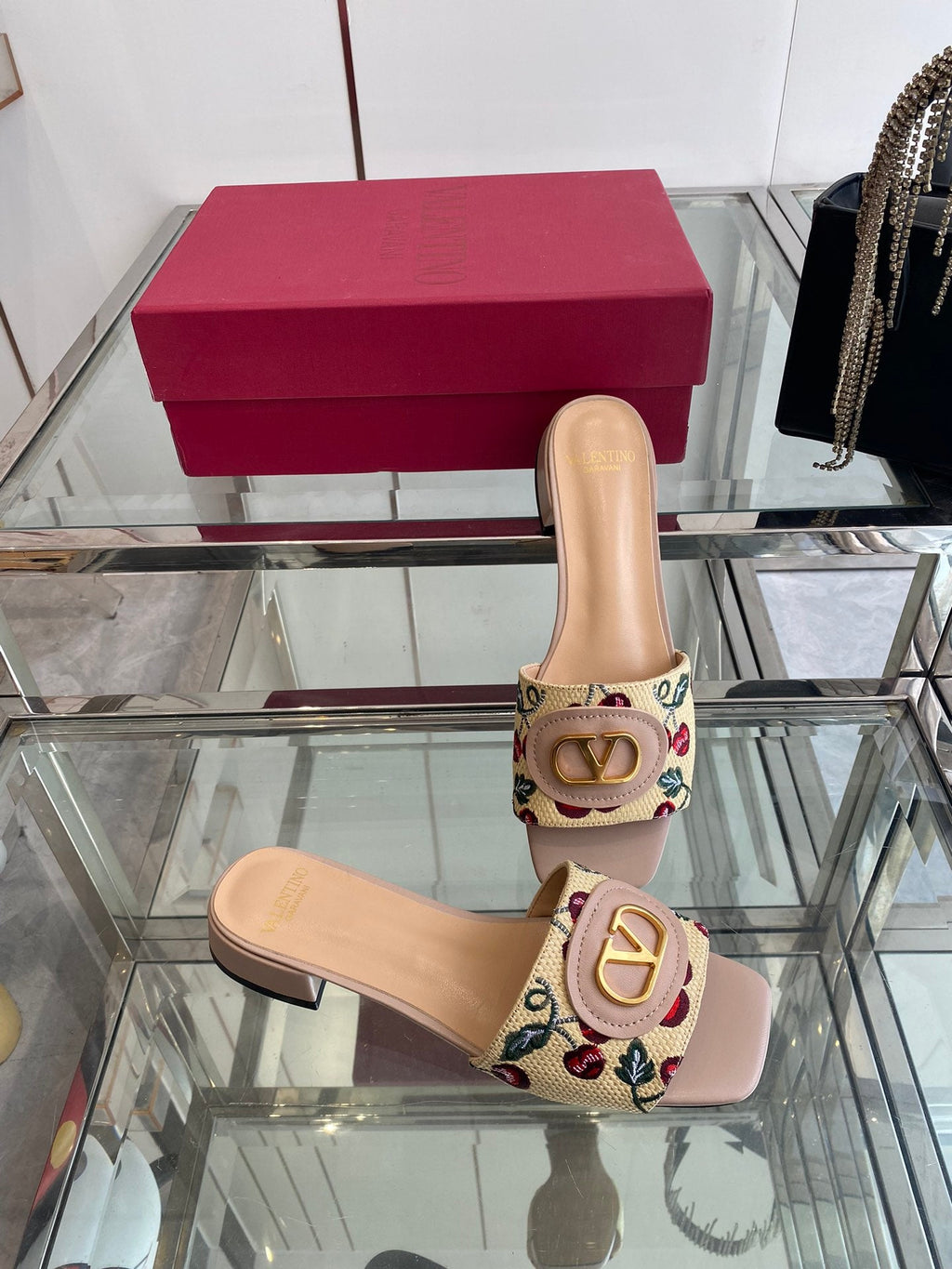 VLTN HIGH HEEL 25S 30 MM IN BEIGE FABRIC AND MUTED PINK LAMBSKIN WITH EMBROIDERED CHERRY MOTIF