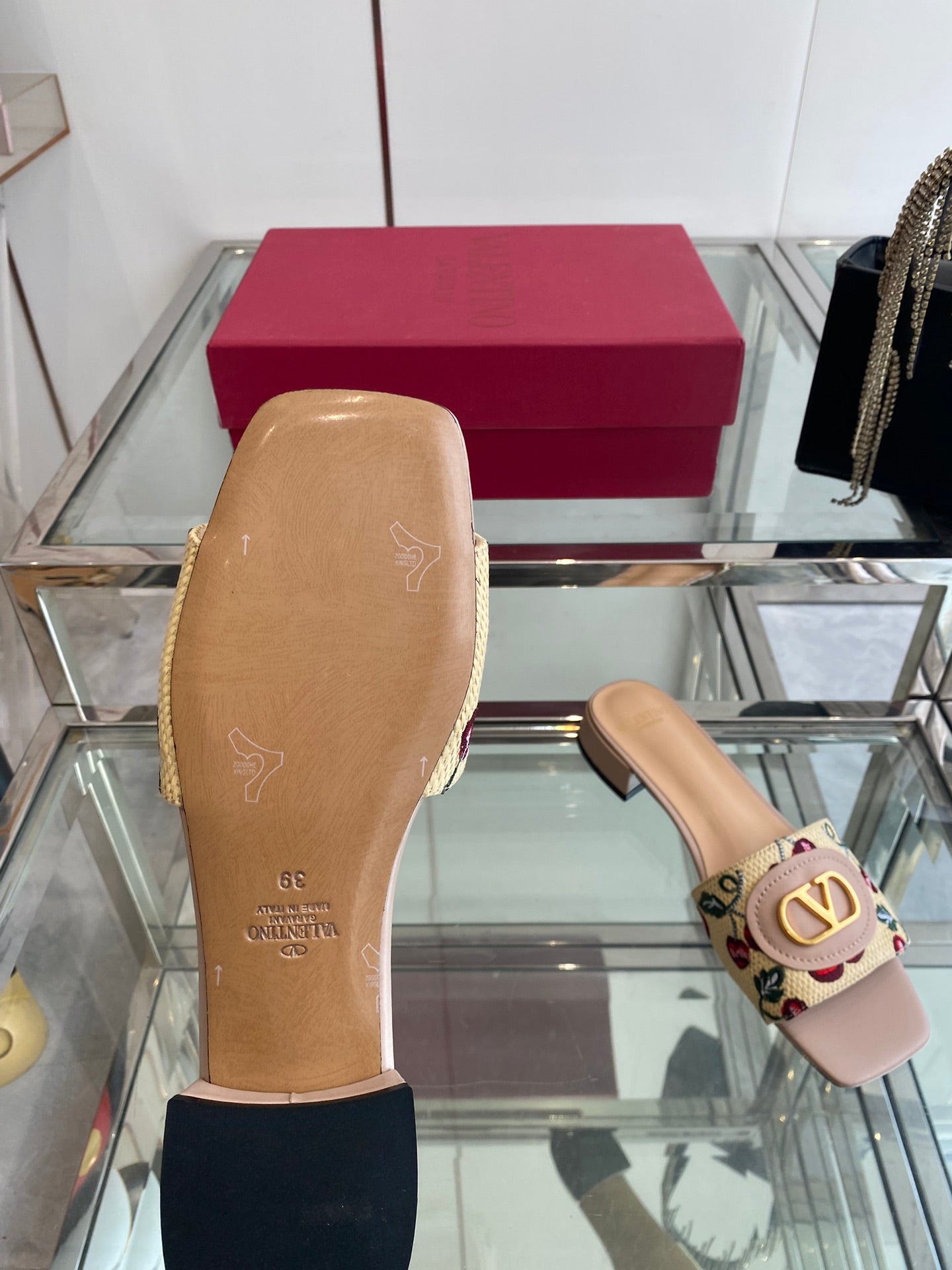 VLTN HIGH HEEL 25S 30 MM IN BEIGE FABRIC AND MUTED PINK LAMBSKIN WITH EMBROIDERED CHERRY MOTIF