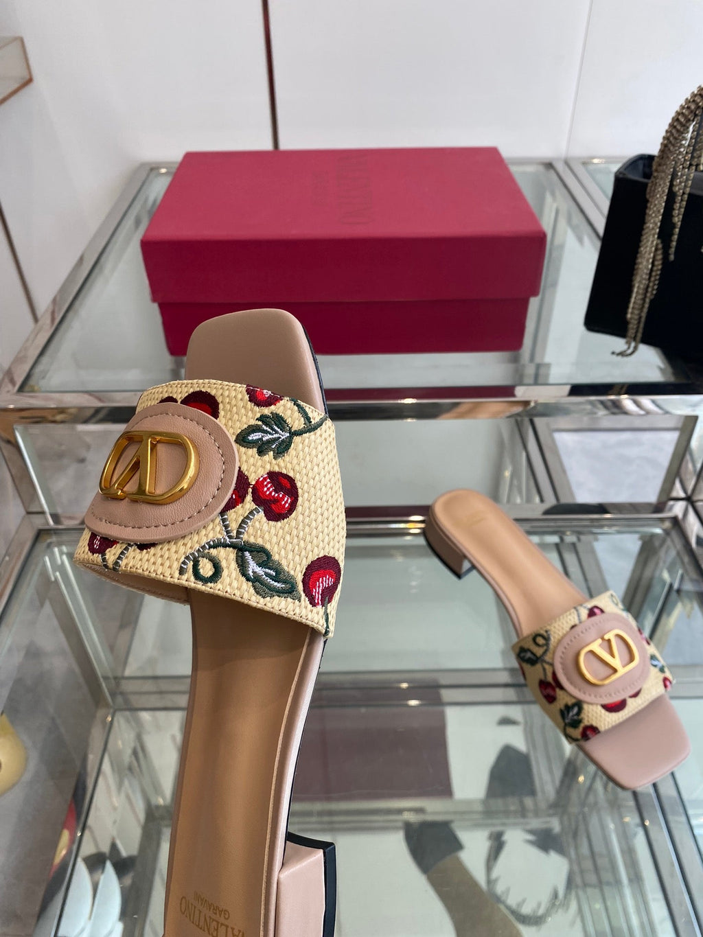 VLTN HIGH HEEL 25S 30 MM IN BEIGE FABRIC AND MUTED PINK LAMBSKIN WITH EMBROIDERED CHERRY MOTIF
