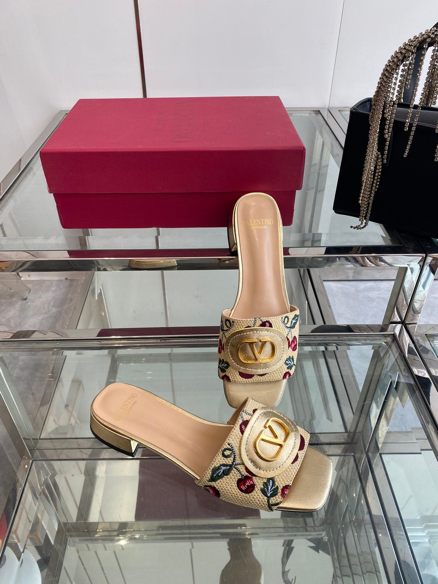 VLTN HIGH HEEL 25S 30 MM IN BEIGE FABRIC AND GOLD LAMBSKIN WITH EMBROIDERED CHERRY MOTIF