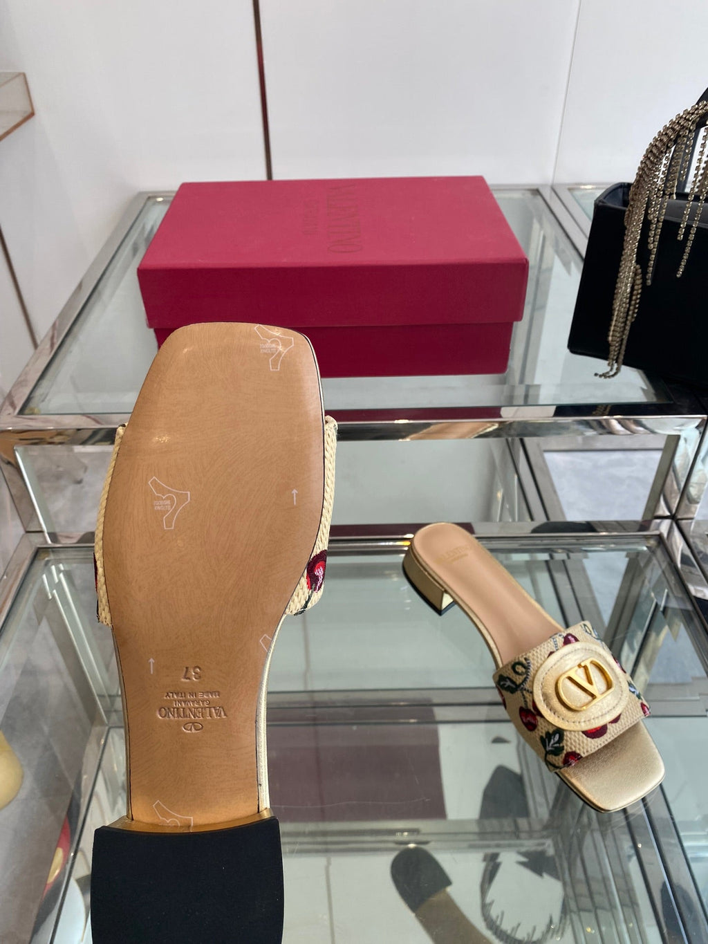 VLTN HIGH HEEL 25S 30 MM IN BEIGE FABRIC AND GOLD LAMBSKIN WITH EMBROIDERED CHERRY MOTIF