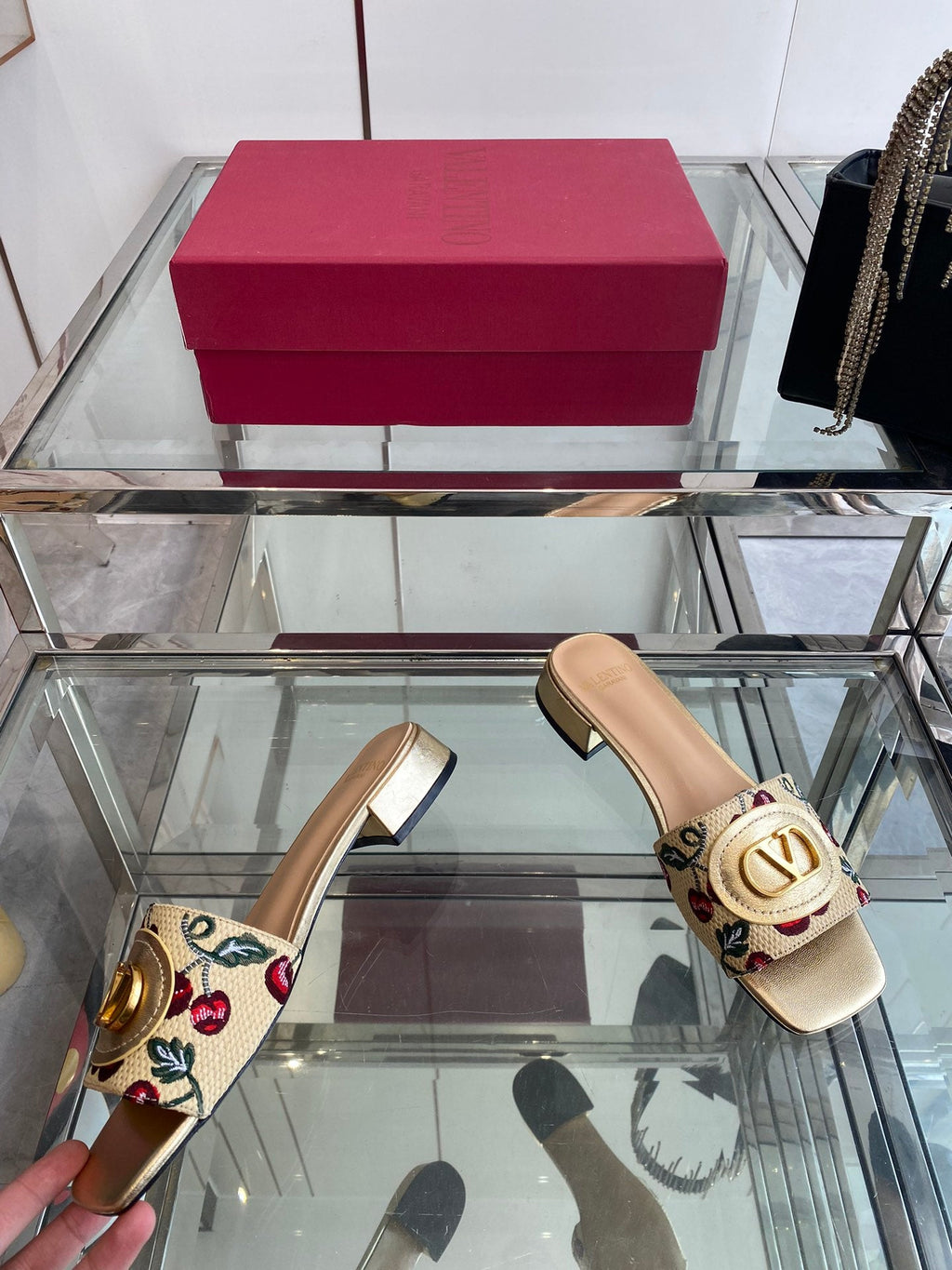 VLTN HIGH HEEL 25S 30 MM IN BEIGE FABRIC AND GOLD LAMBSKIN WITH EMBROIDERED CHERRY MOTIF