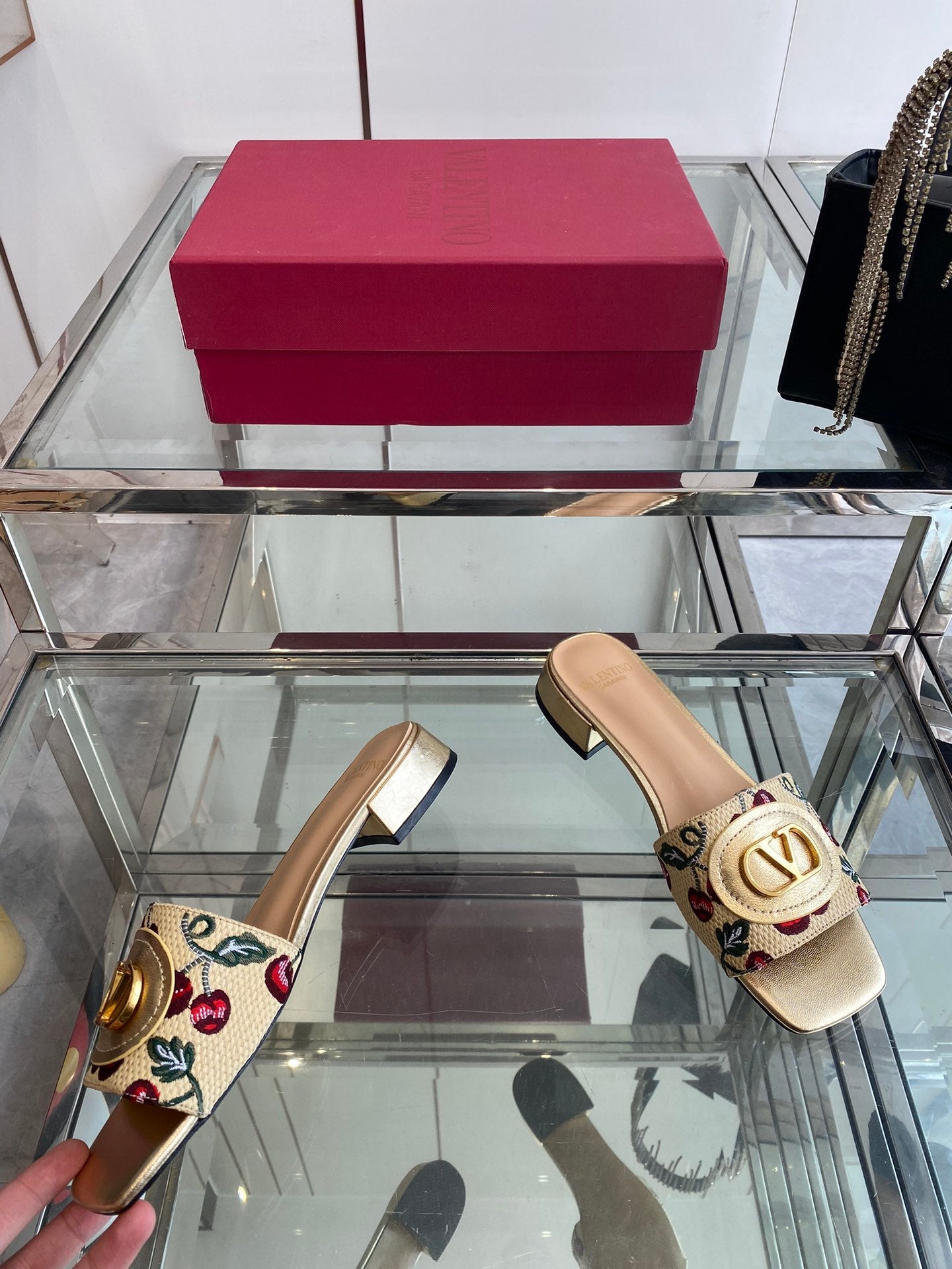 VLTN HIGH HEEL 25S 30 MM IN BEIGE FABRIC AND GOLD LAMBSKIN WITH EMBROIDERED CHERRY MOTIF