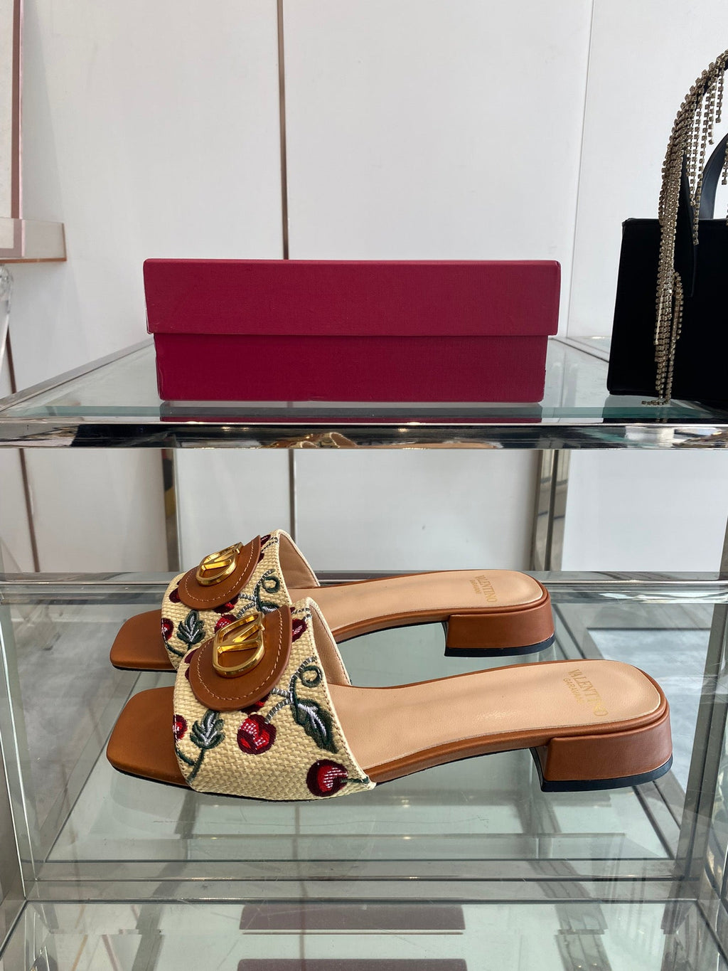 VLTN HIGH HEEL 25S 30 MM IN BEIGE FABRIC AND BROWN LAMBSKIN WITH EMBROIDERED CHERRY MOTIF