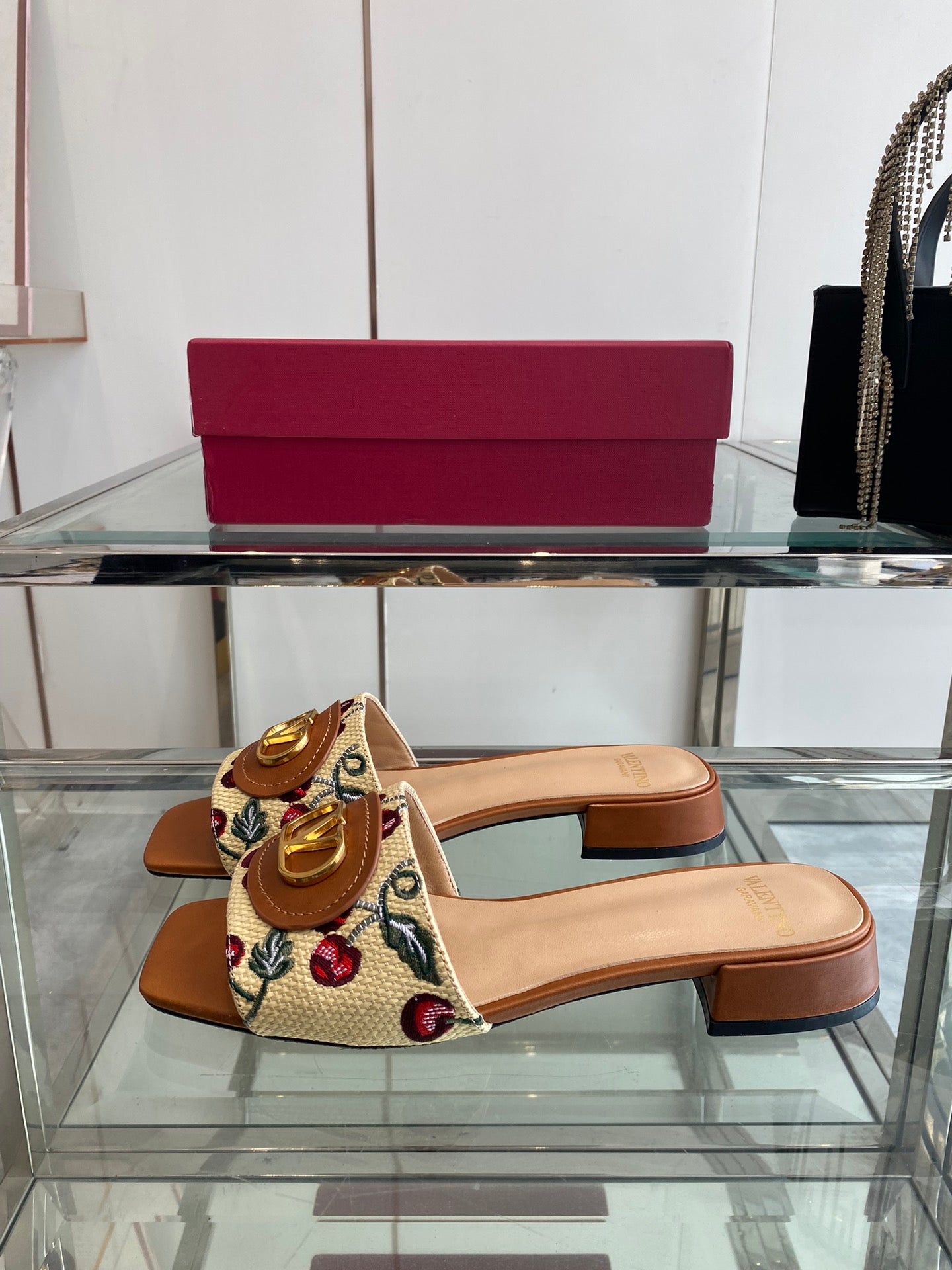 VLTN HIGH HEEL 25S 30 MM IN BEIGE FABRIC AND BROWN LAMBSKIN WITH EMBROIDERED CHERRY MOTIF