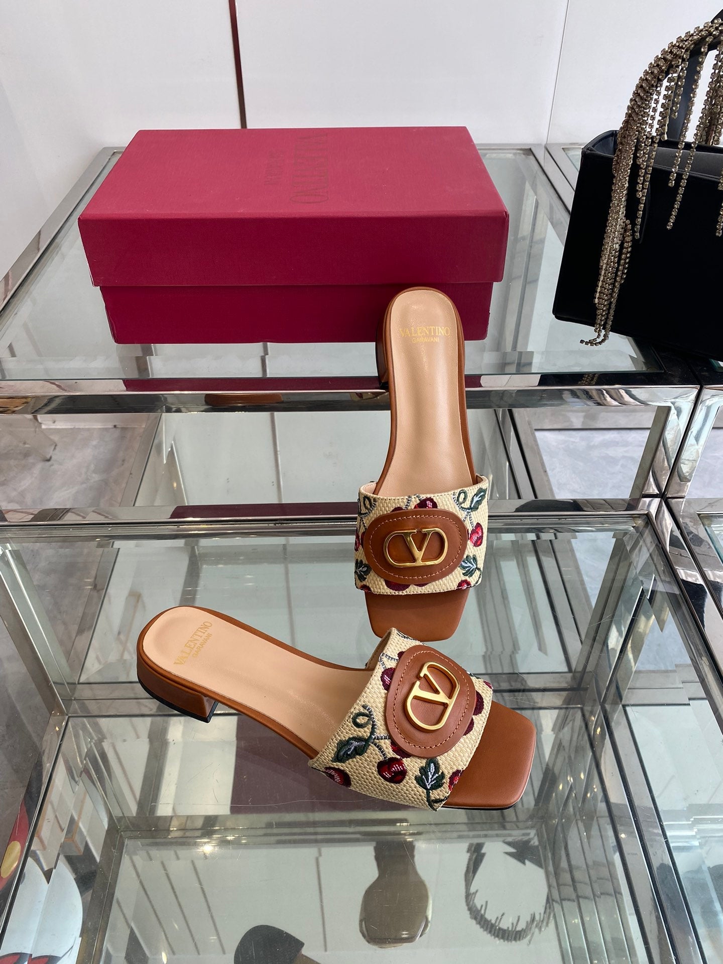VLTN HIGH HEEL 25S 30 MM IN BEIGE FABRIC AND BROWN LAMBSKIN WITH EMBROIDERED CHERRY MOTIF