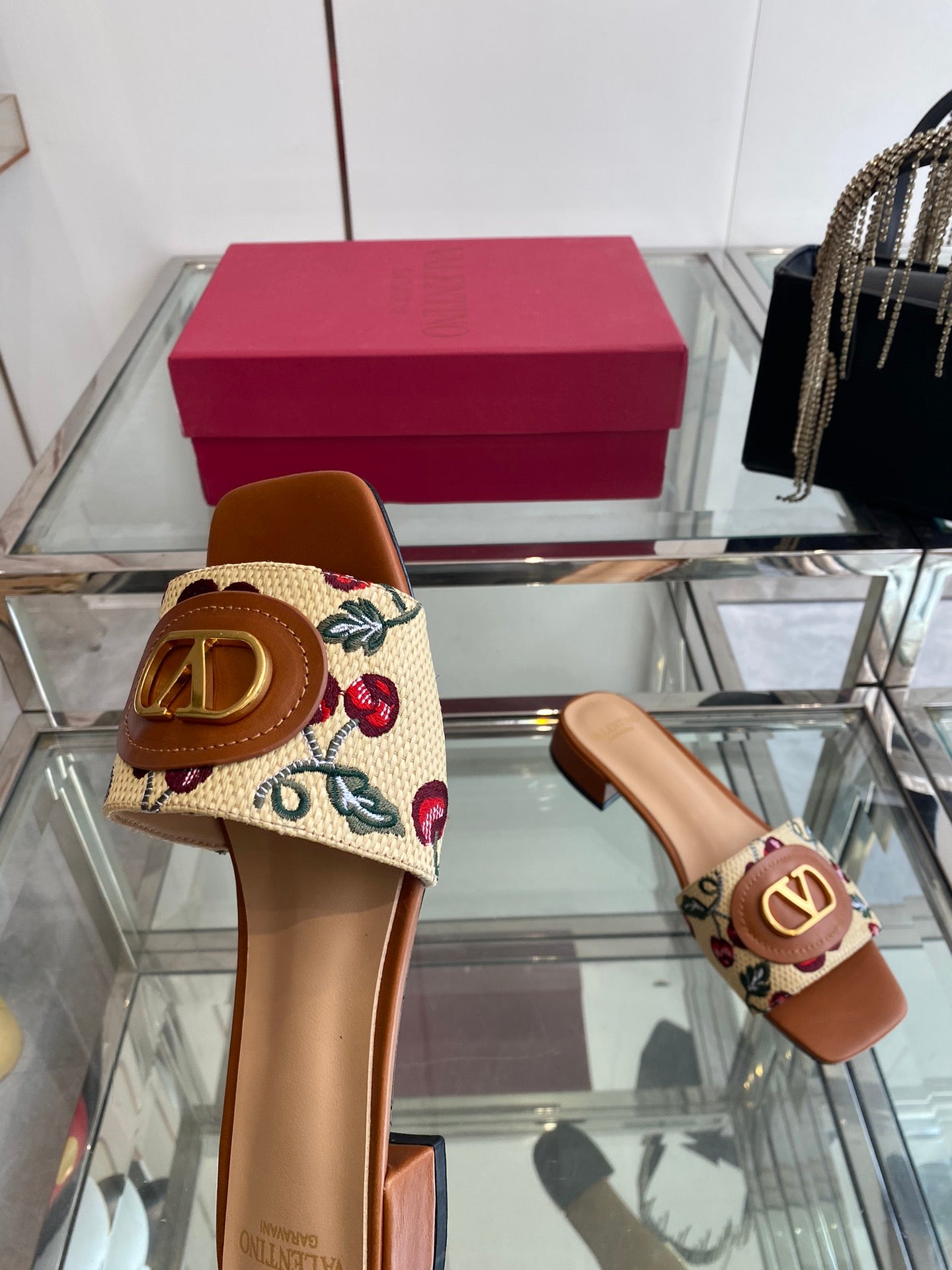 VLTN HIGH HEEL 25S 30 MM IN BEIGE FABRIC AND BROWN LAMBSKIN WITH EMBROIDERED CHERRY MOTIF