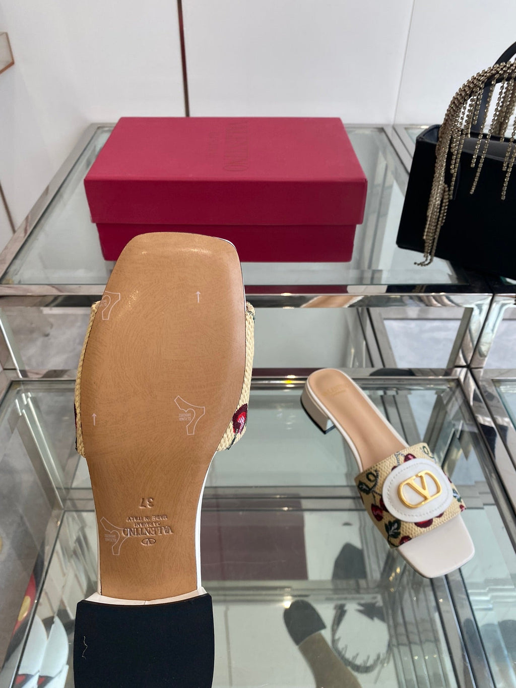 VLTN HIGH HEEL 25S 30 MM IN BEIGE FABRIC AND WHITE LAMBSKIN WITH EMBROIDERED CHERRY MOTIF