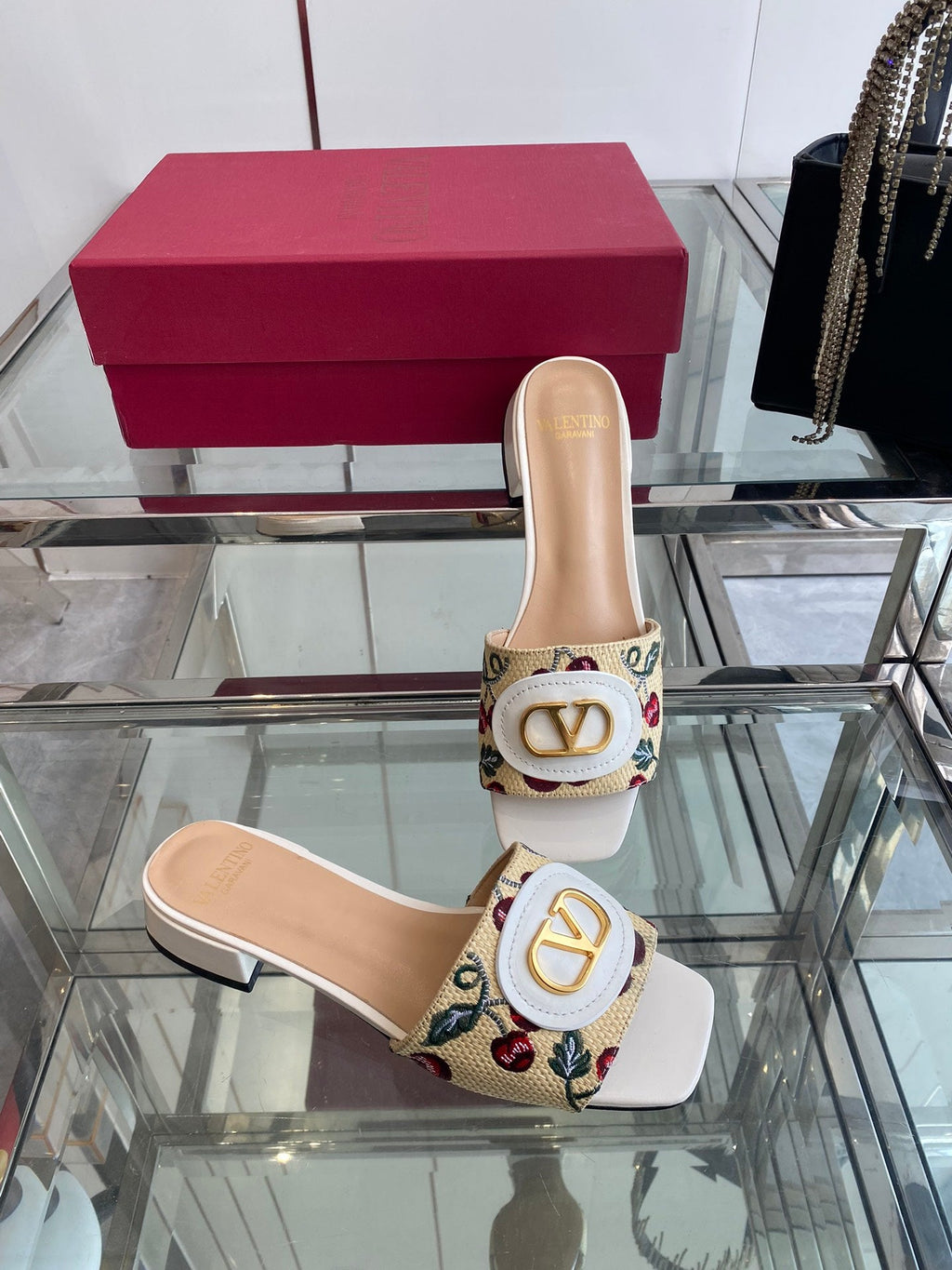 VLTN HIGH HEEL 25S 30 MM IN BEIGE FABRIC AND WHITE LAMBSKIN WITH EMBROIDERED CHERRY MOTIF