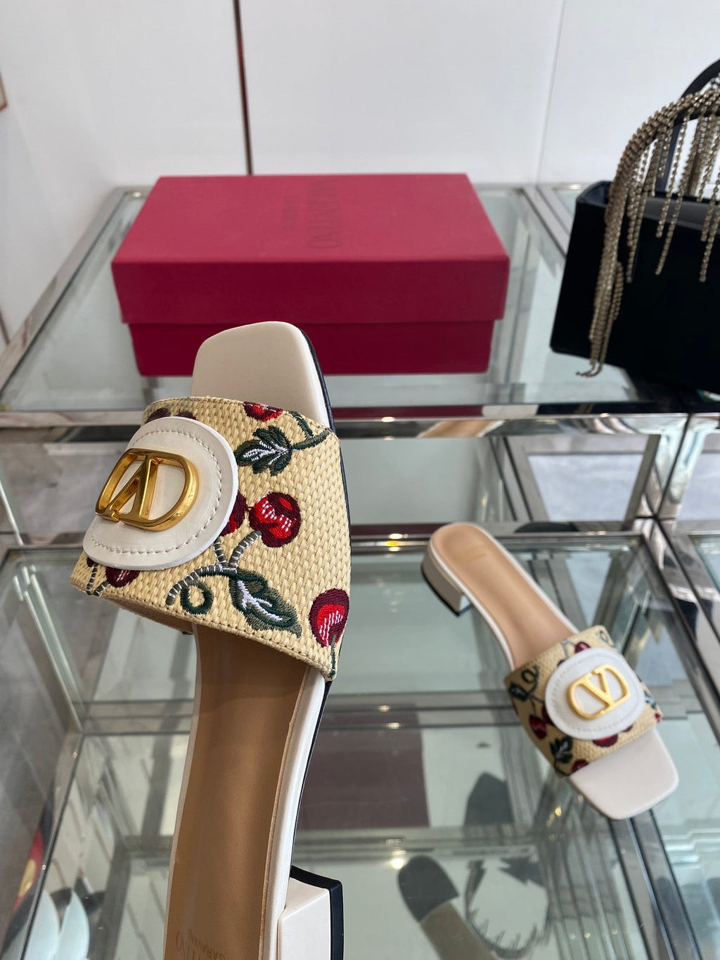 VLTN HIGH HEEL 25S 30 MM IN BEIGE FABRIC AND WHITE LAMBSKIN WITH EMBROIDERED CHERRY MOTIF