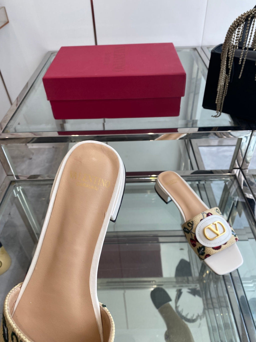 VLTN HIGH HEEL 25S 30 MM IN BEIGE FABRIC AND WHITE LAMBSKIN WITH EMBROIDERED CHERRY MOTIF
