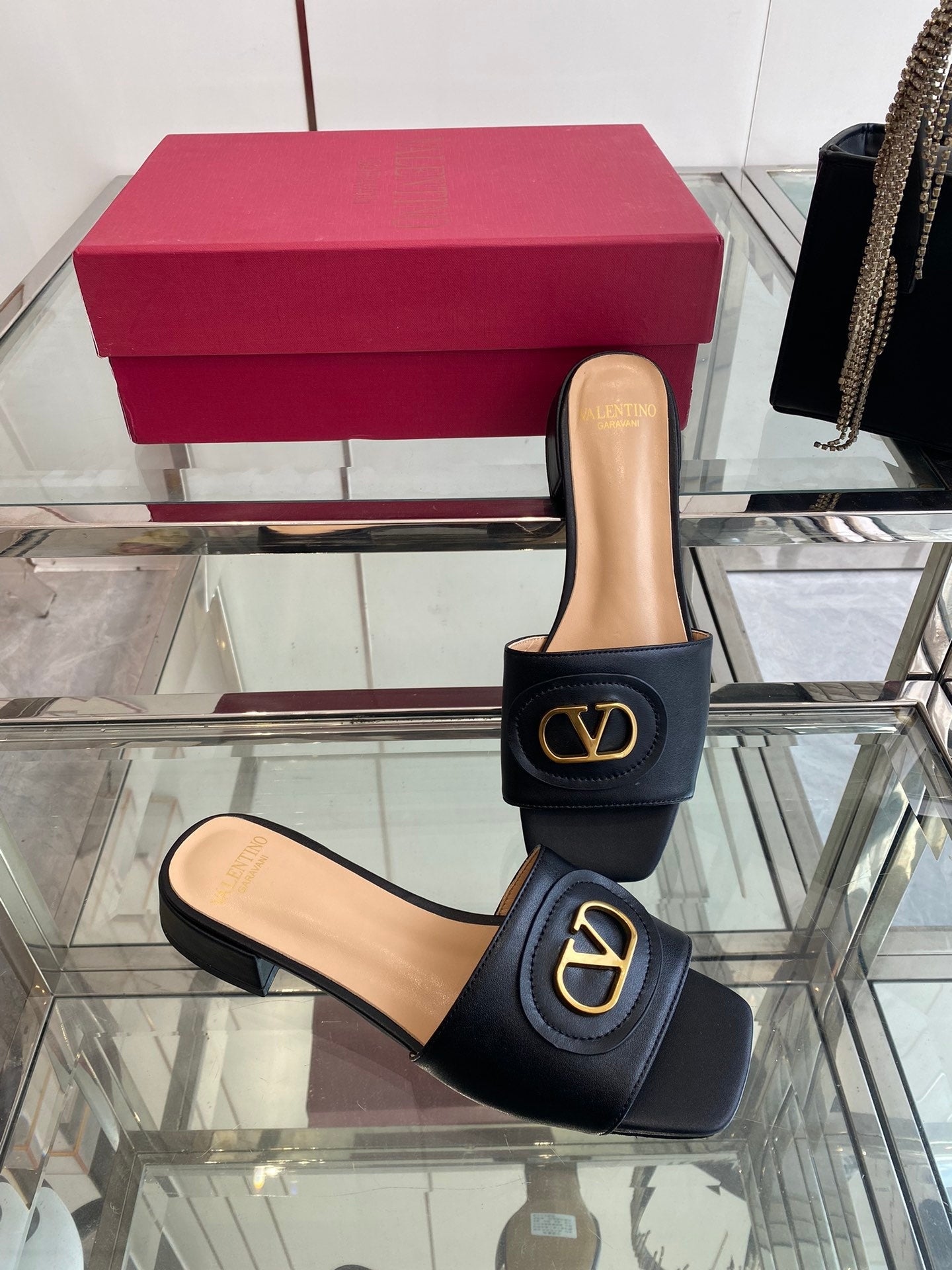 VLTN HIGH HEEL 25S 30 MM IN BLACK LAMBSKIN WITH GOLD HARDWARE