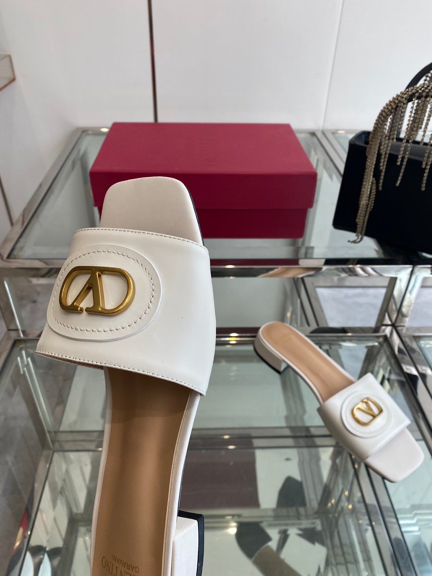 VLTN HIGH HEEL 25S 30 MM IN WHITE LAMBSKIN WITH GOLD HARDWARE