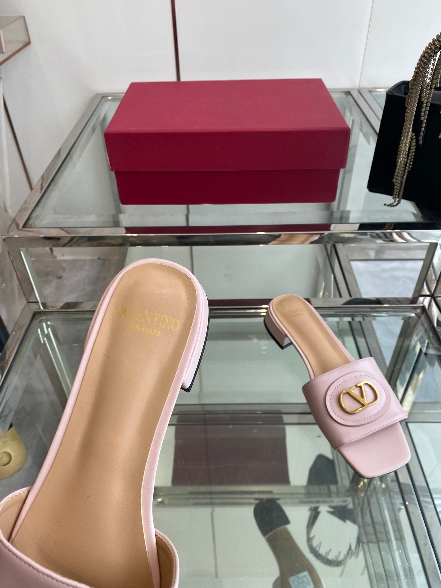VLTN HIGH HEEL 25S 30 MM IN LIGHT PINK LAMBSKIN WITH GOLD HARDWARE
