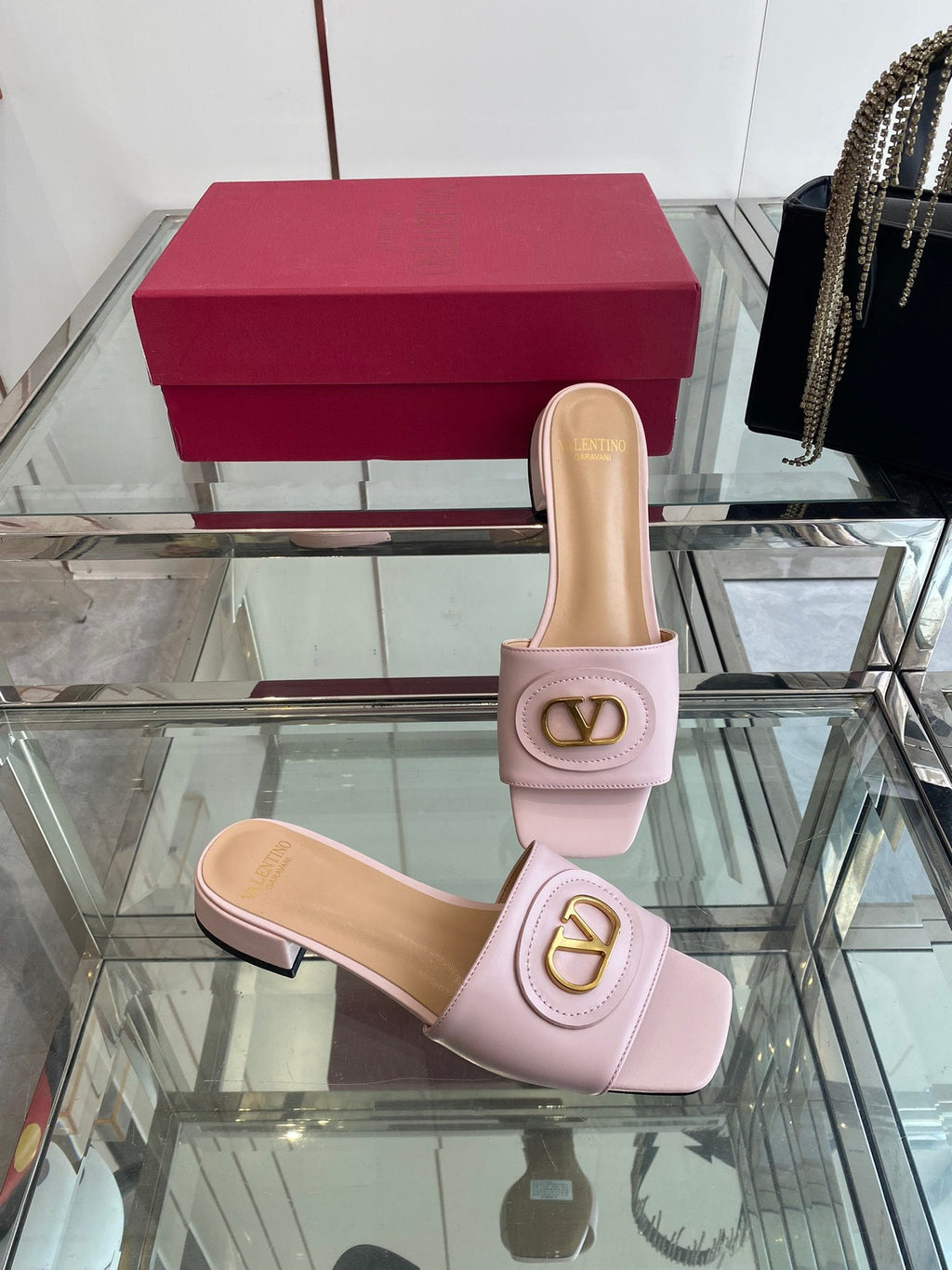 VLTN HIGH HEEL 25S 30 MM IN LIGHT PINK LAMBSKIN WITH GOLD HARDWARE