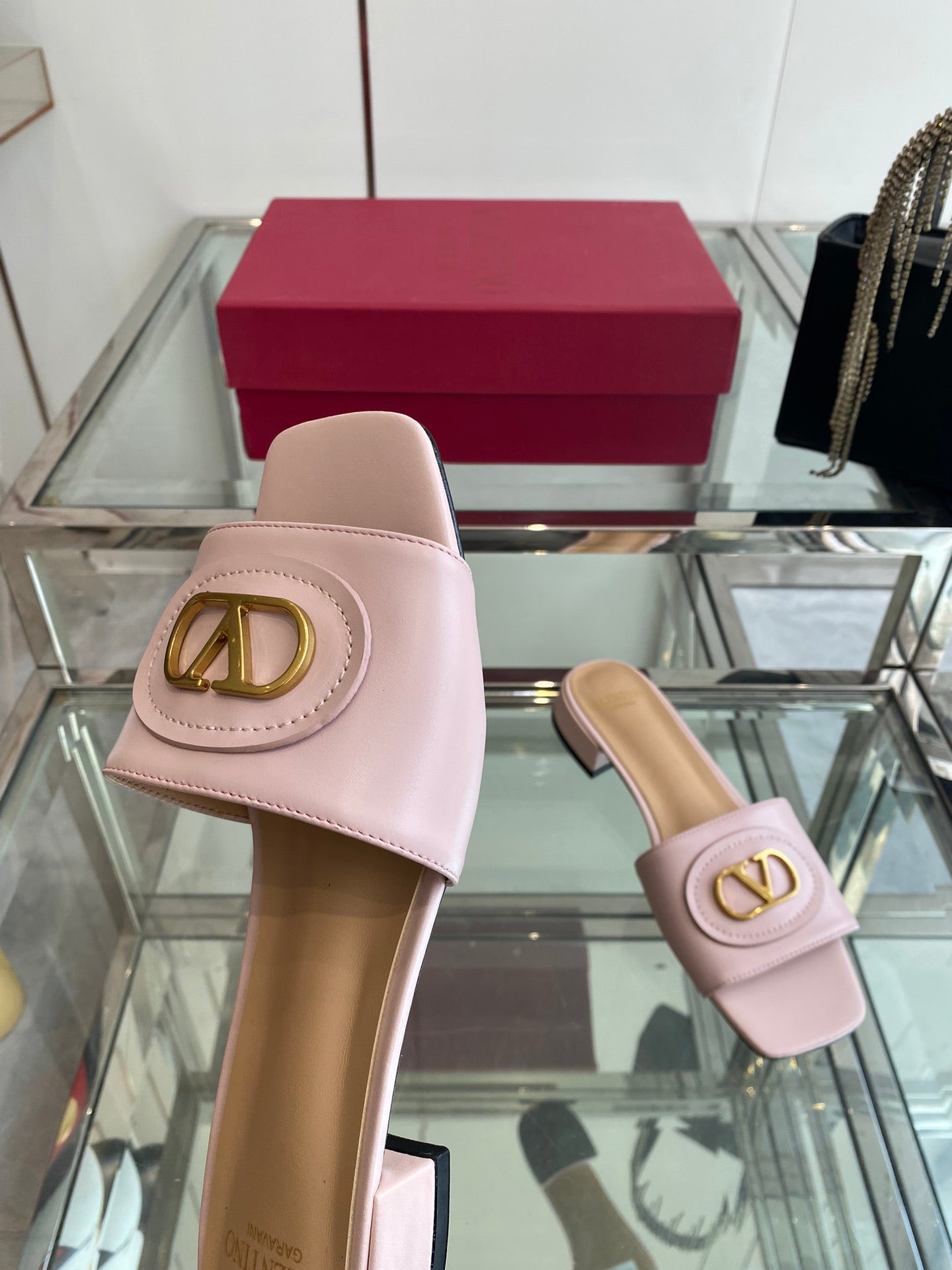VLTN HIGH HEEL 25S 30 MM IN LIGHT PINK LAMBSKIN WITH GOLD HARDWARE