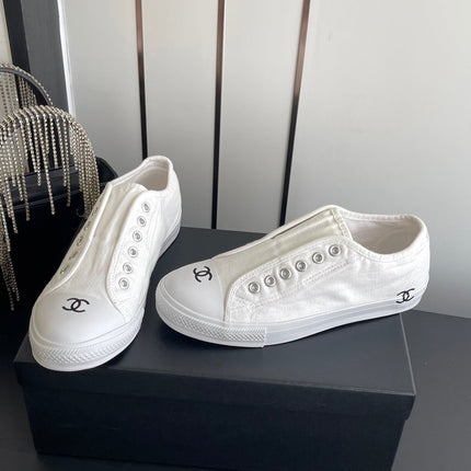 CHANEL 26S LOW TOP SNEAKERS IN WHITE CANVAS